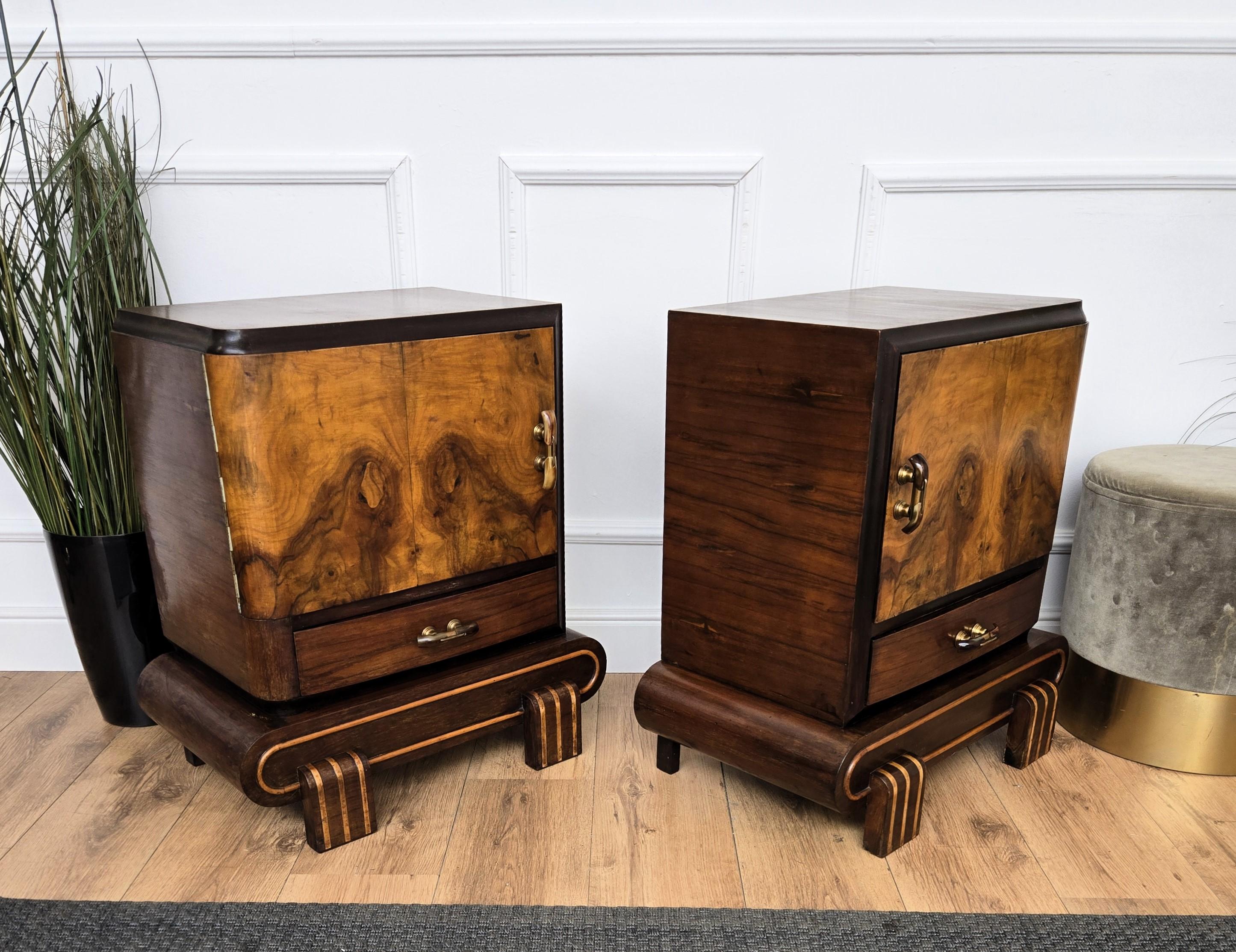Paire de tables de chevet italiennes Art Déco en ronce de noyer en vente 1