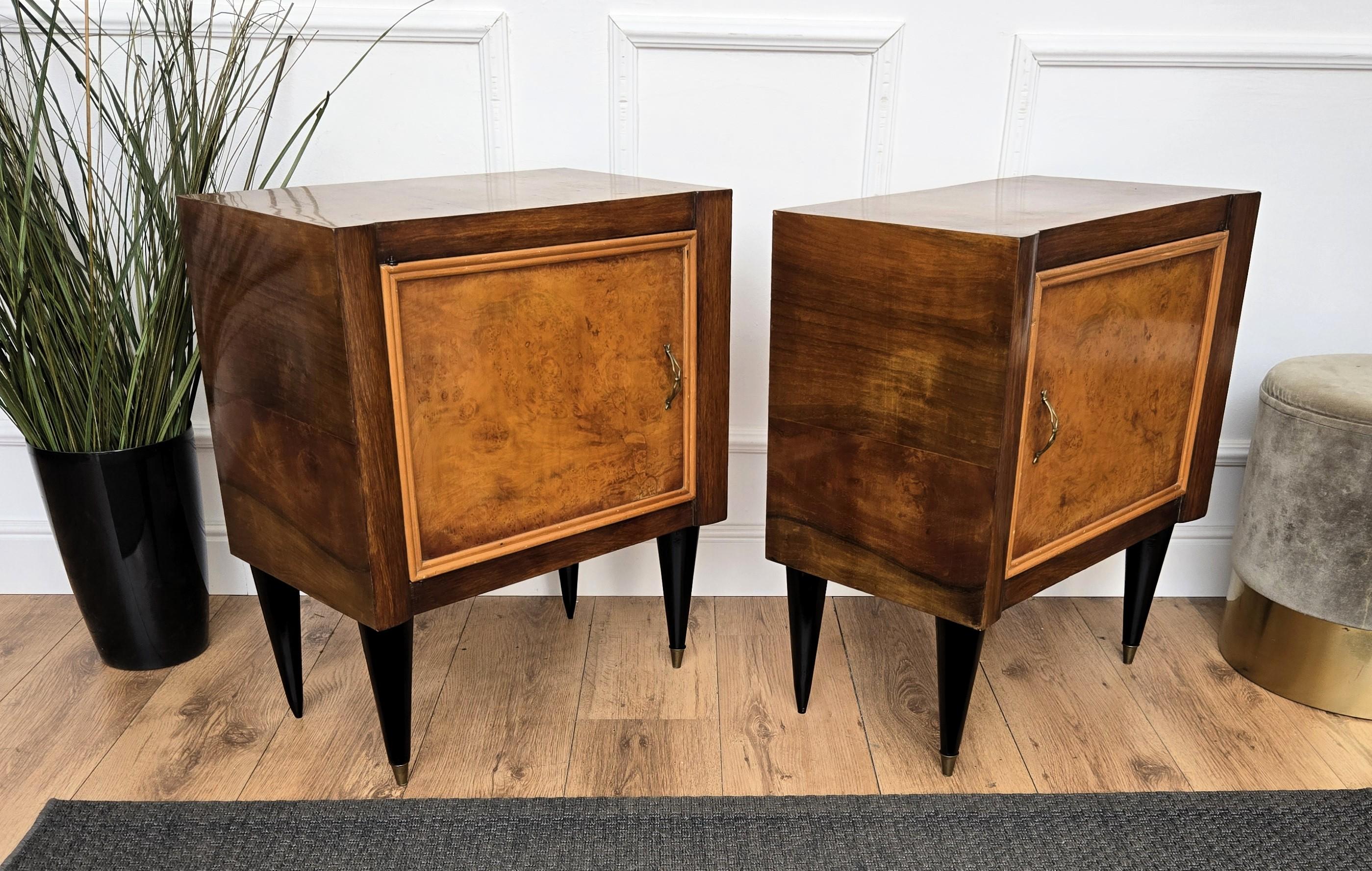 Pair of Italian Art Deco Night Stands Bed Side Tables in Burl Walnut (Messing) im Angebot