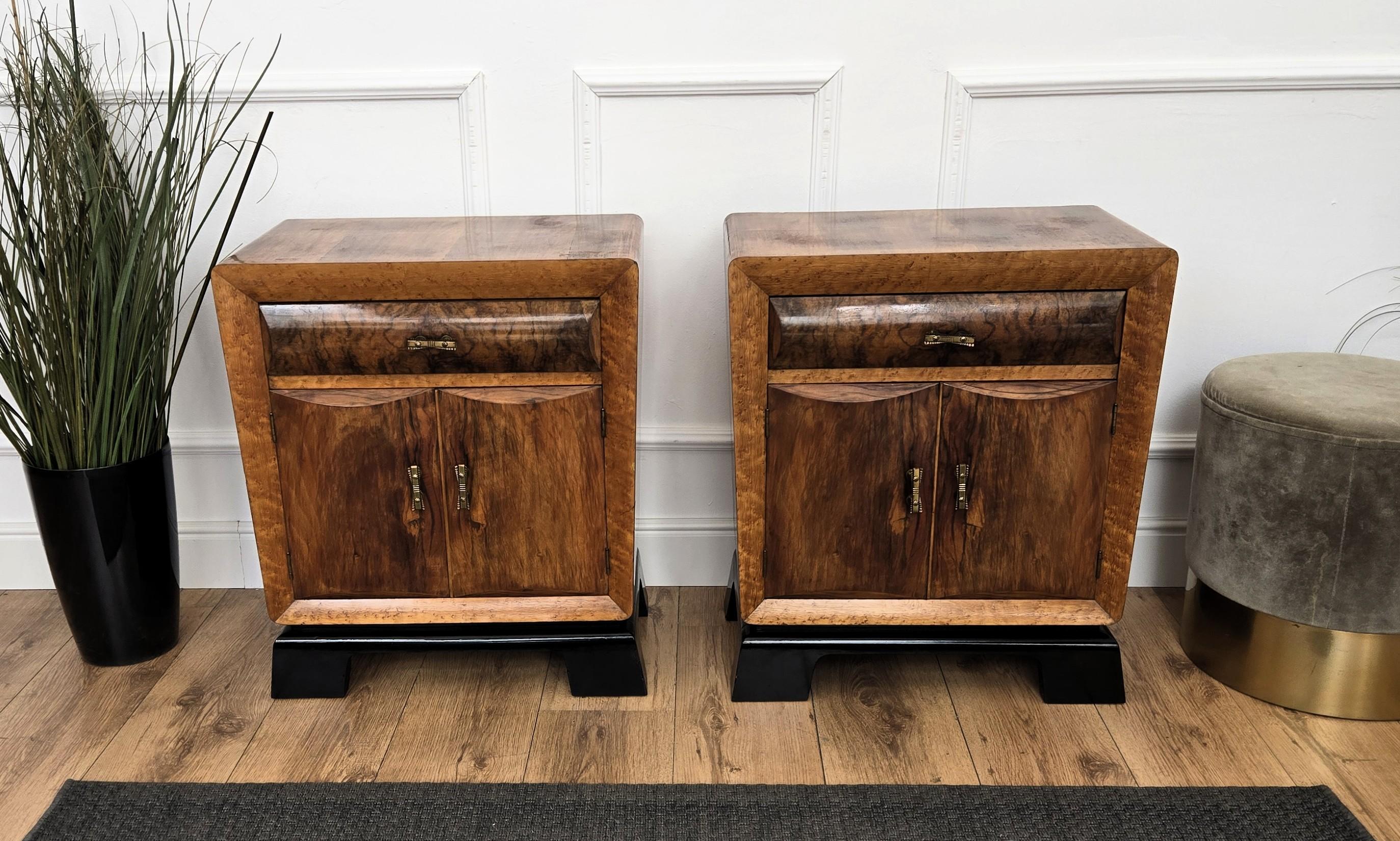 Pair of Italian Art Deco Night Stands Bed Side Tables in Burl Walnut (Messing) im Angebot