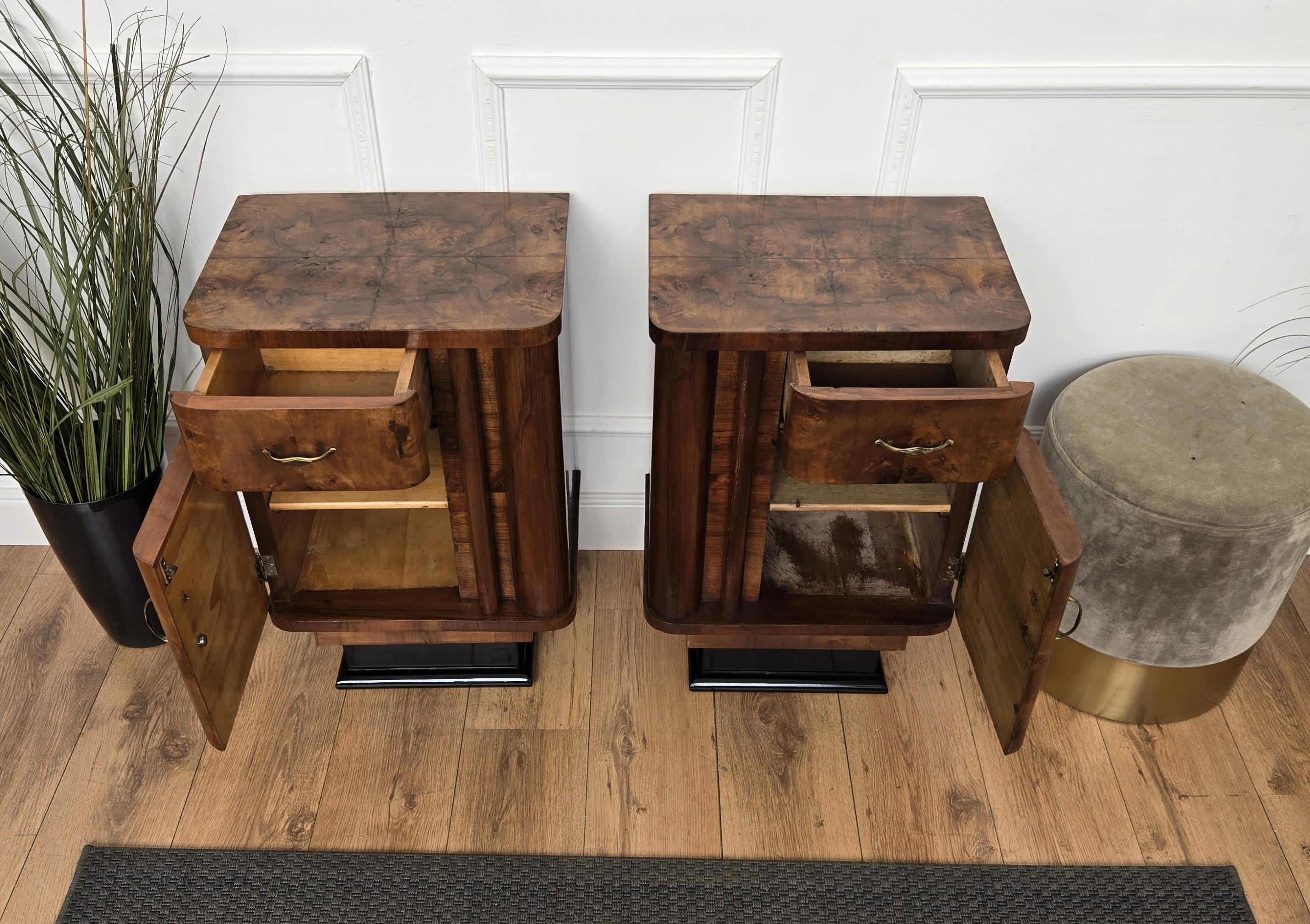 Paire de tables de chevet italiennes Art Déco en ronce de noyer en vente 1