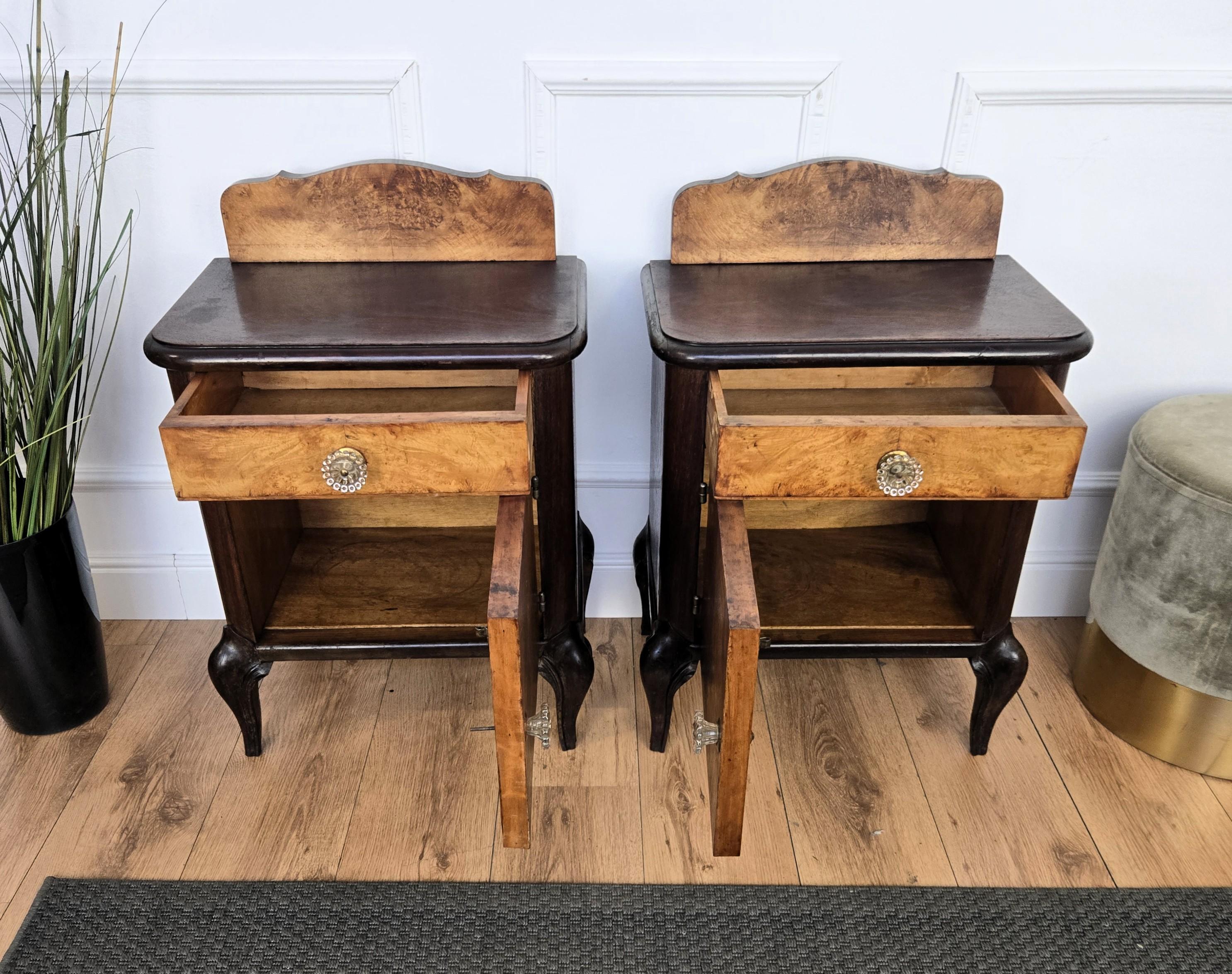 Paire de tables de chevet italiennes Art Déco en ronce de noyer en vente 1