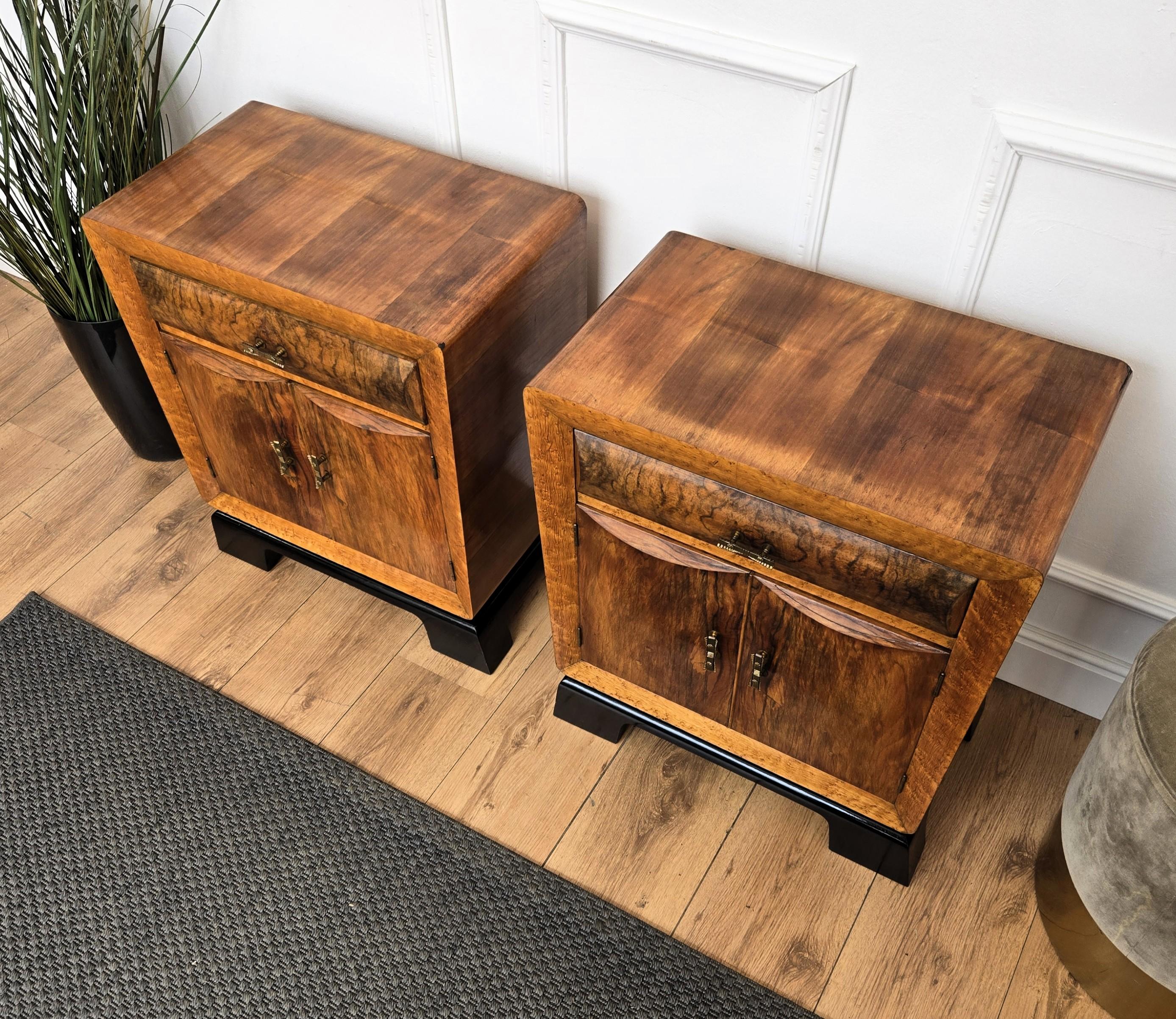 Pair of Italian Art Deco Night Stands Bed Side Tables in Burl Walnut im Angebot 1