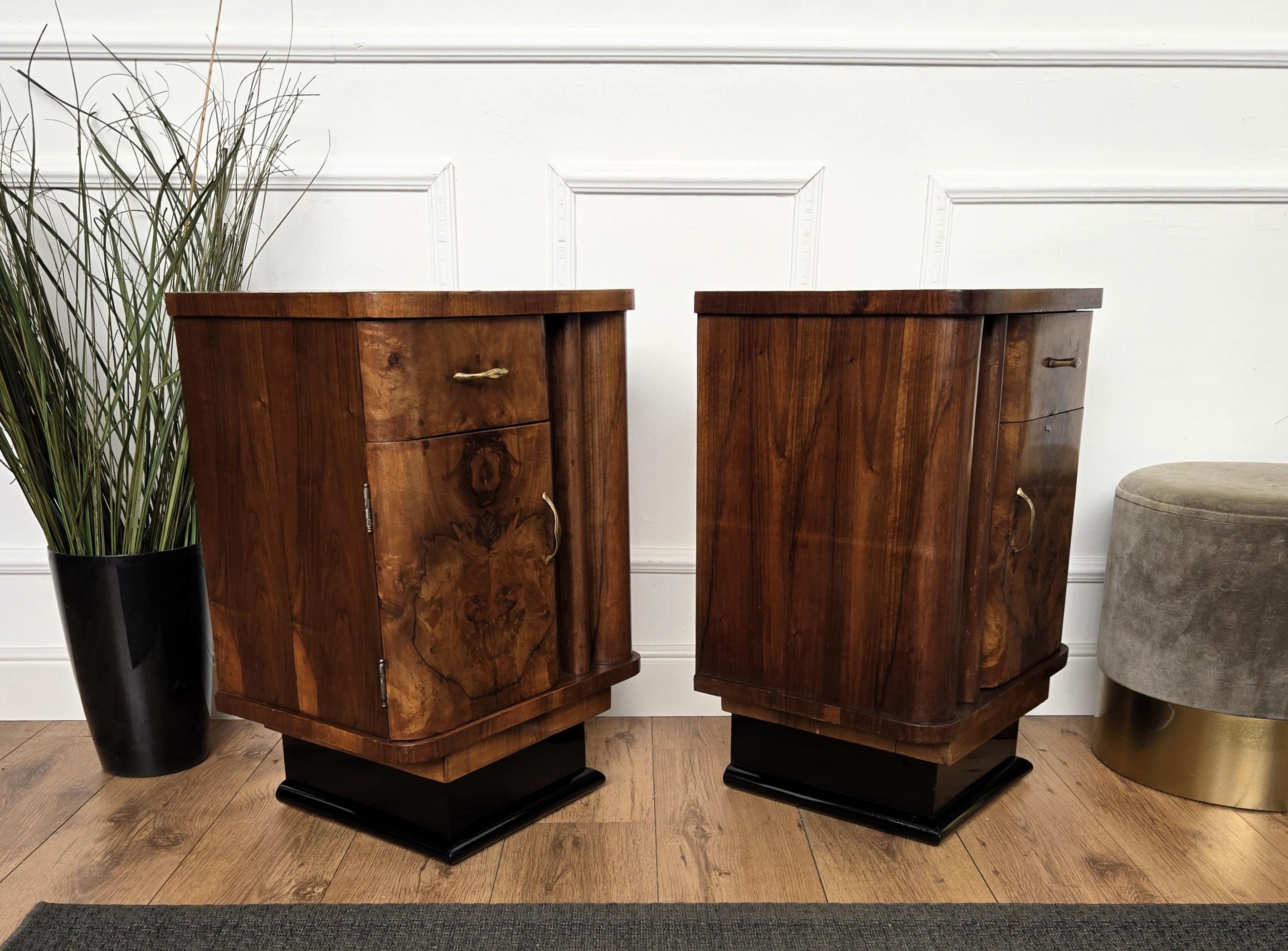 Paire de tables de chevet italiennes Art Déco en ronce de noyer en vente 2
