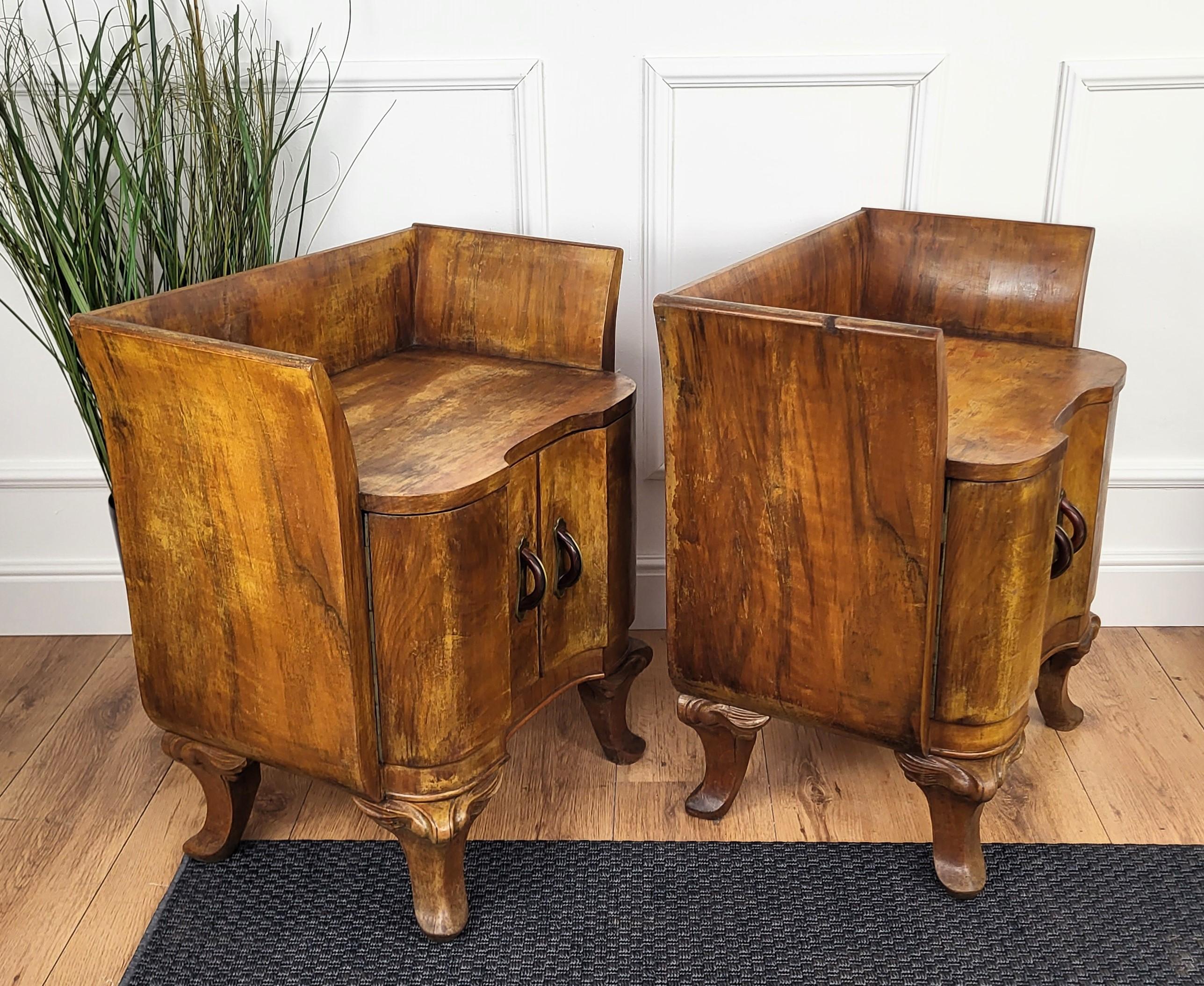 Pareja de mesillas de noche art déco italianas en nogal burl en venta 2
