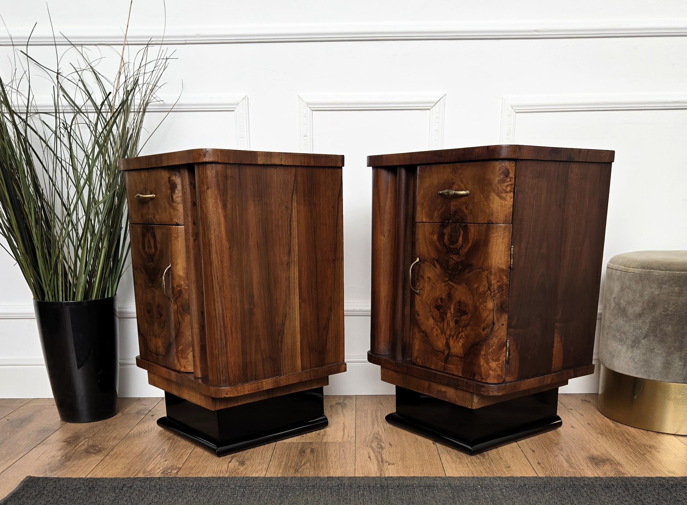Paire de tables de chevet italiennes Art Déco en ronce de noyer en vente 3