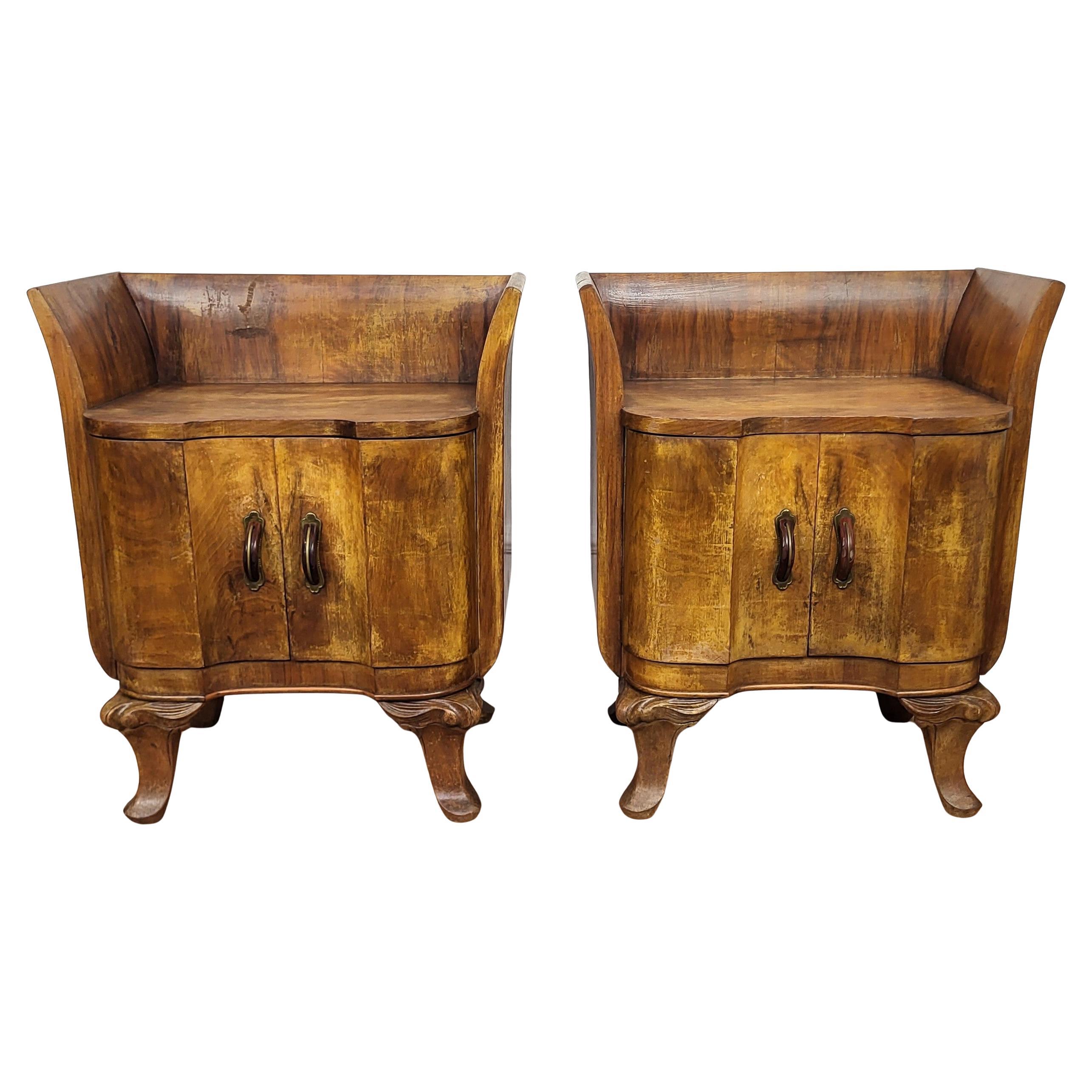 Pareja de mesillas de noche art déco italianas en nogal burl