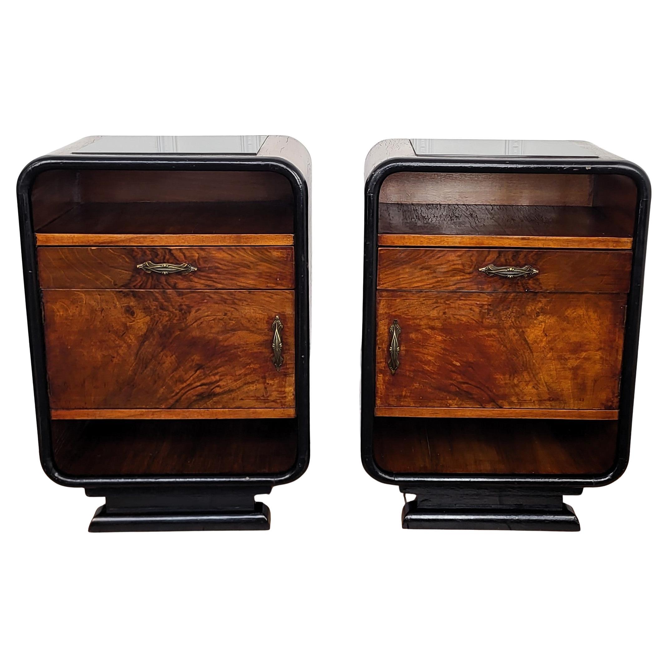 Pair of Italian Art Deco Night Stands Bed Side Tables in Burl Walnut