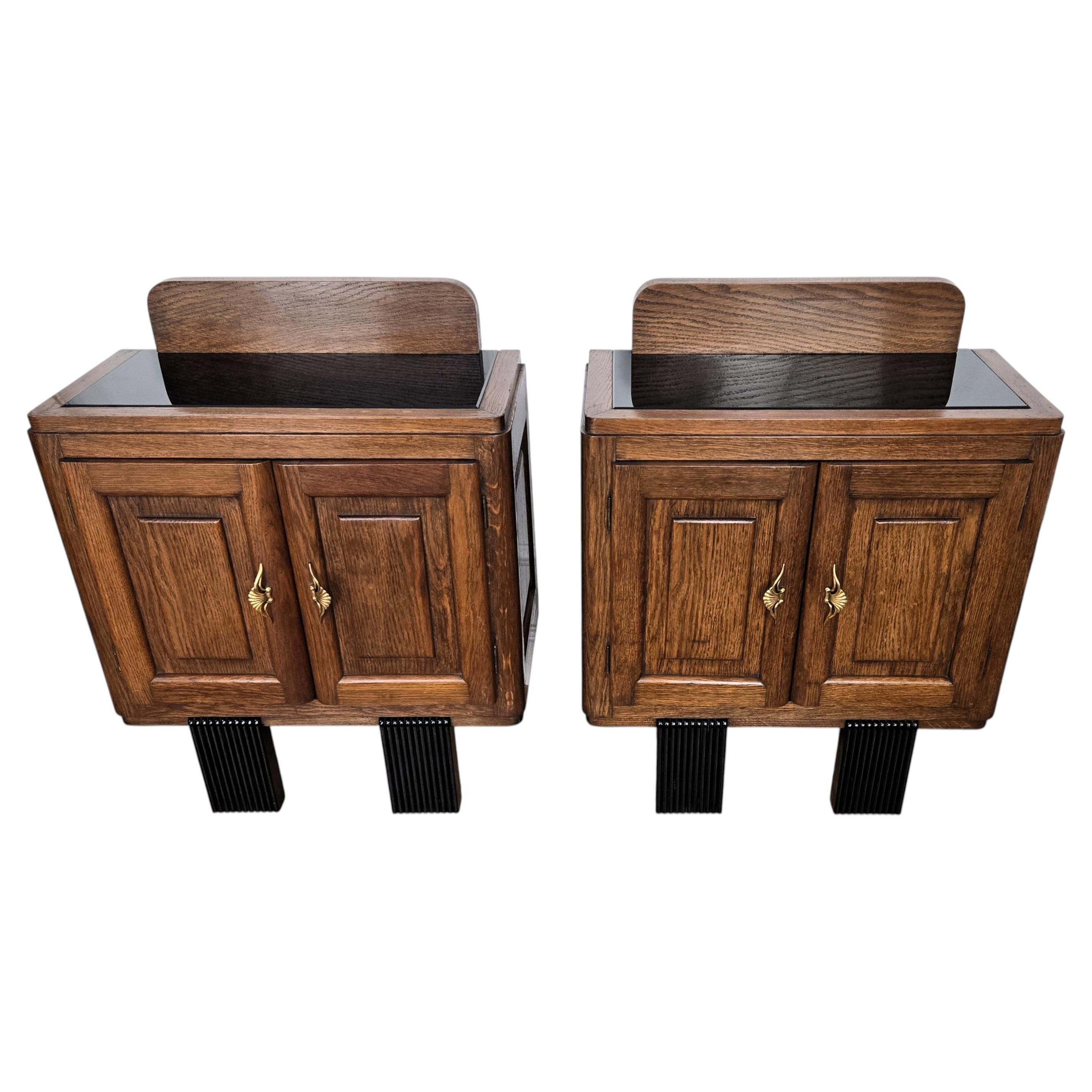 Pair of Italian Art Deco Night Stands Bed Side Tables in Burl Walnut For Sale