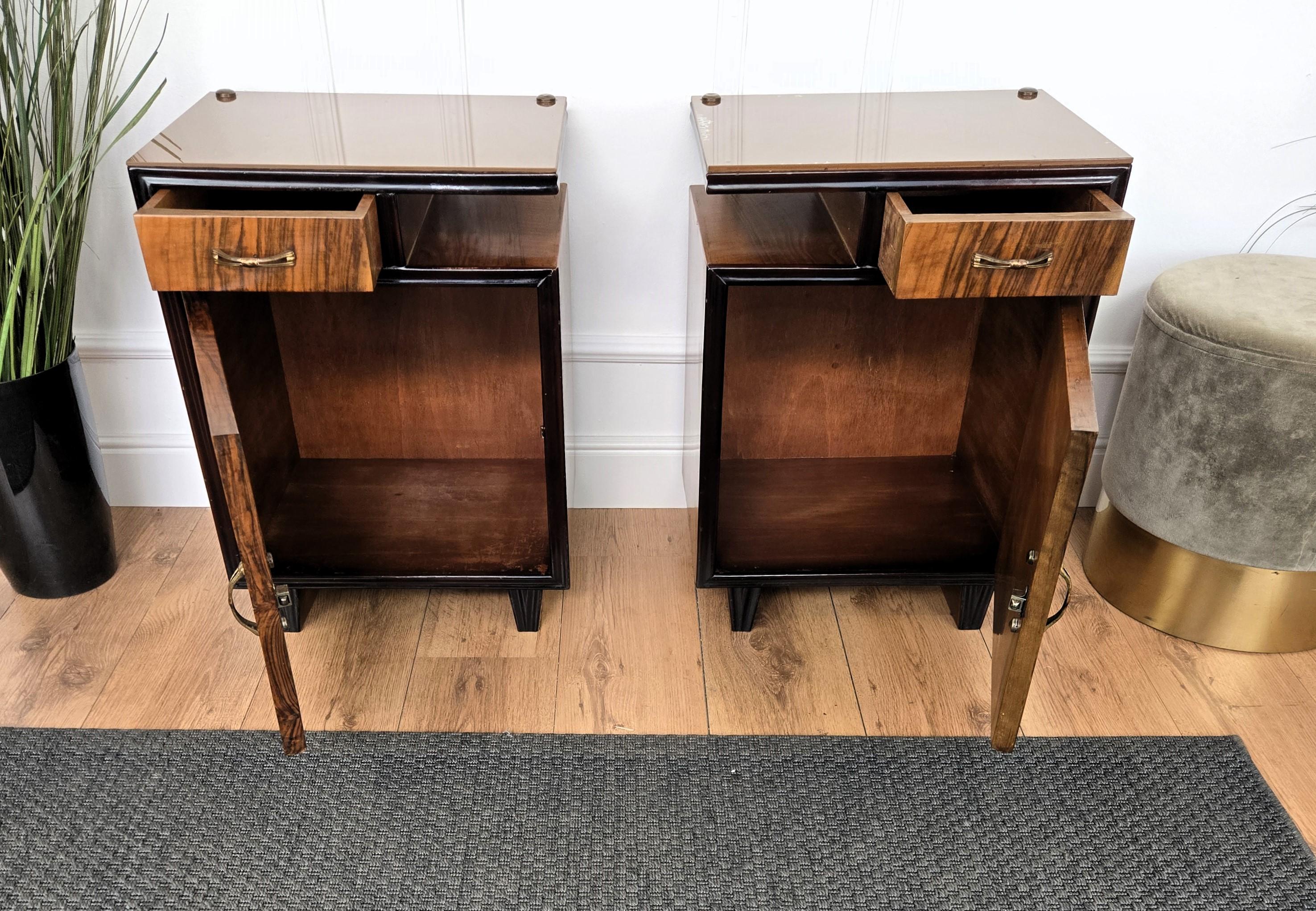 Paar italienische Art Deco Nachttische Beistelltische in Nussbaum Glasplatte im Angebot 3