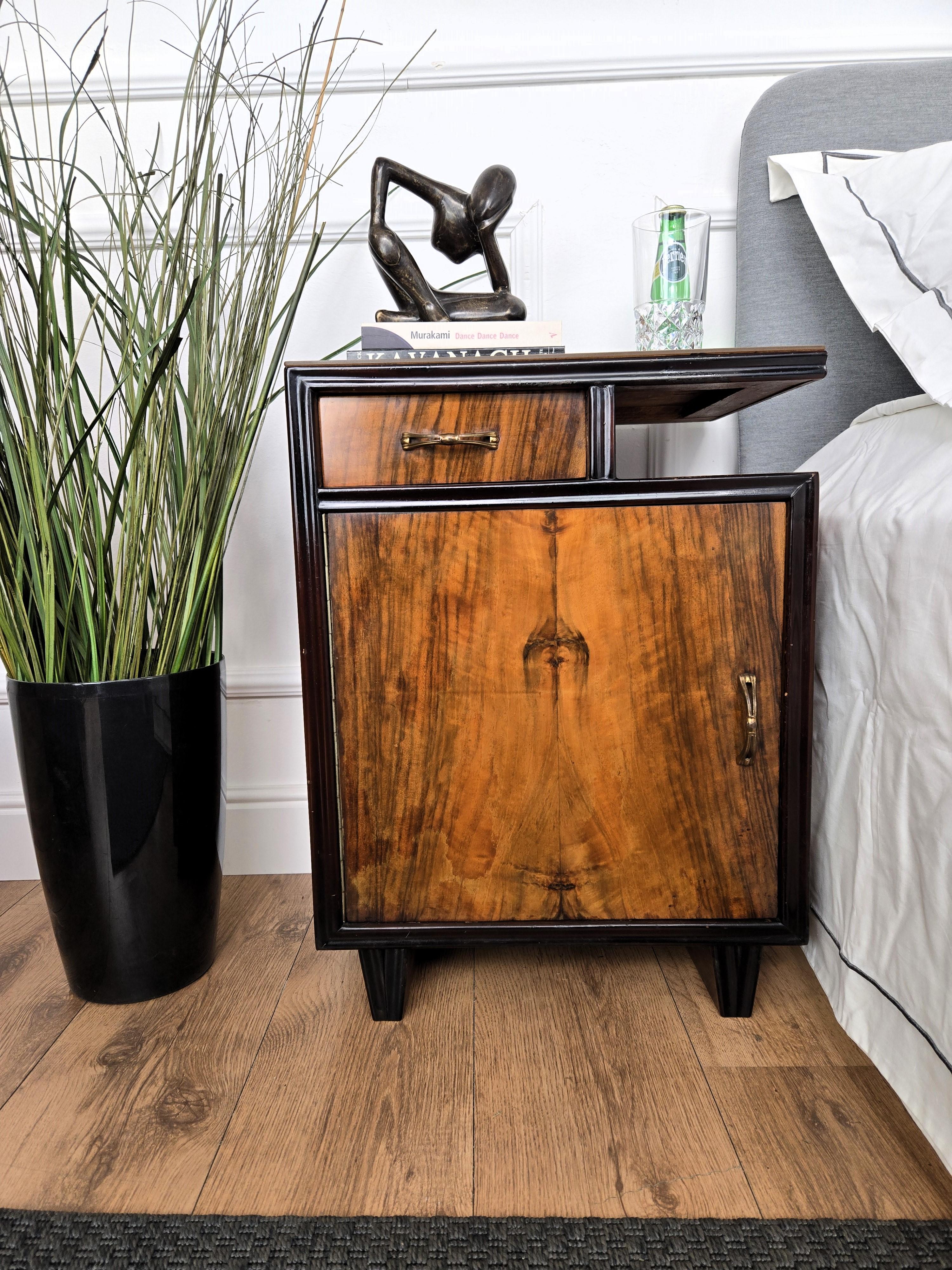 Sehr elegantes und raffiniertes Paar italienischer Art Deco Nachttische aus den 1940er Jahren mit großartigem Design in Form und Dekor aus furniertem Wurzelholz, doppelter Ablage, seitlicher Schublade und Tür mit Messinggriffen. Dieser Nachttisch