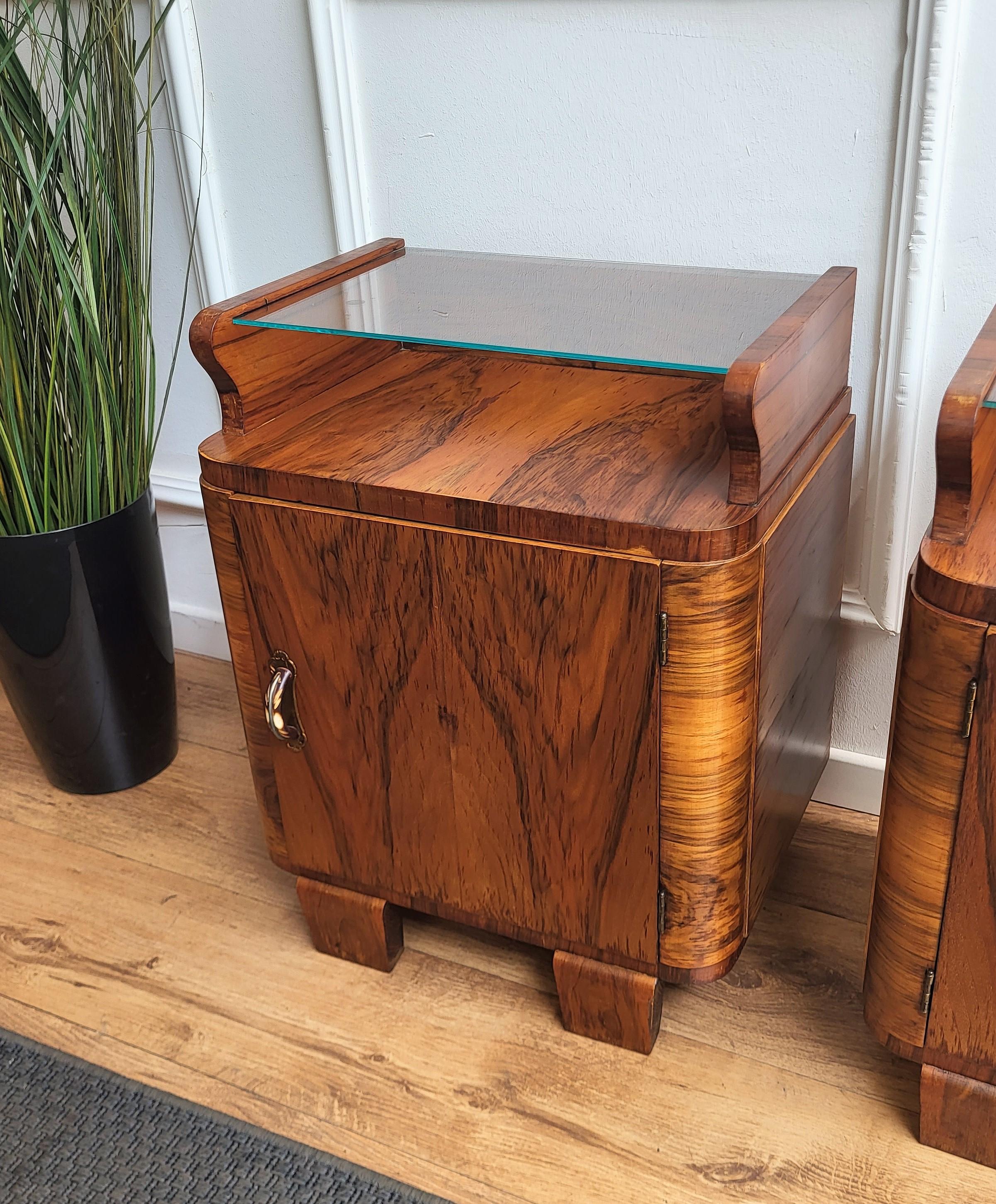 Pair of Italian Art Deco Night Stands Bed Side Tables in Burl Walnut Glass Top In Good Condition In Carimate, Como
