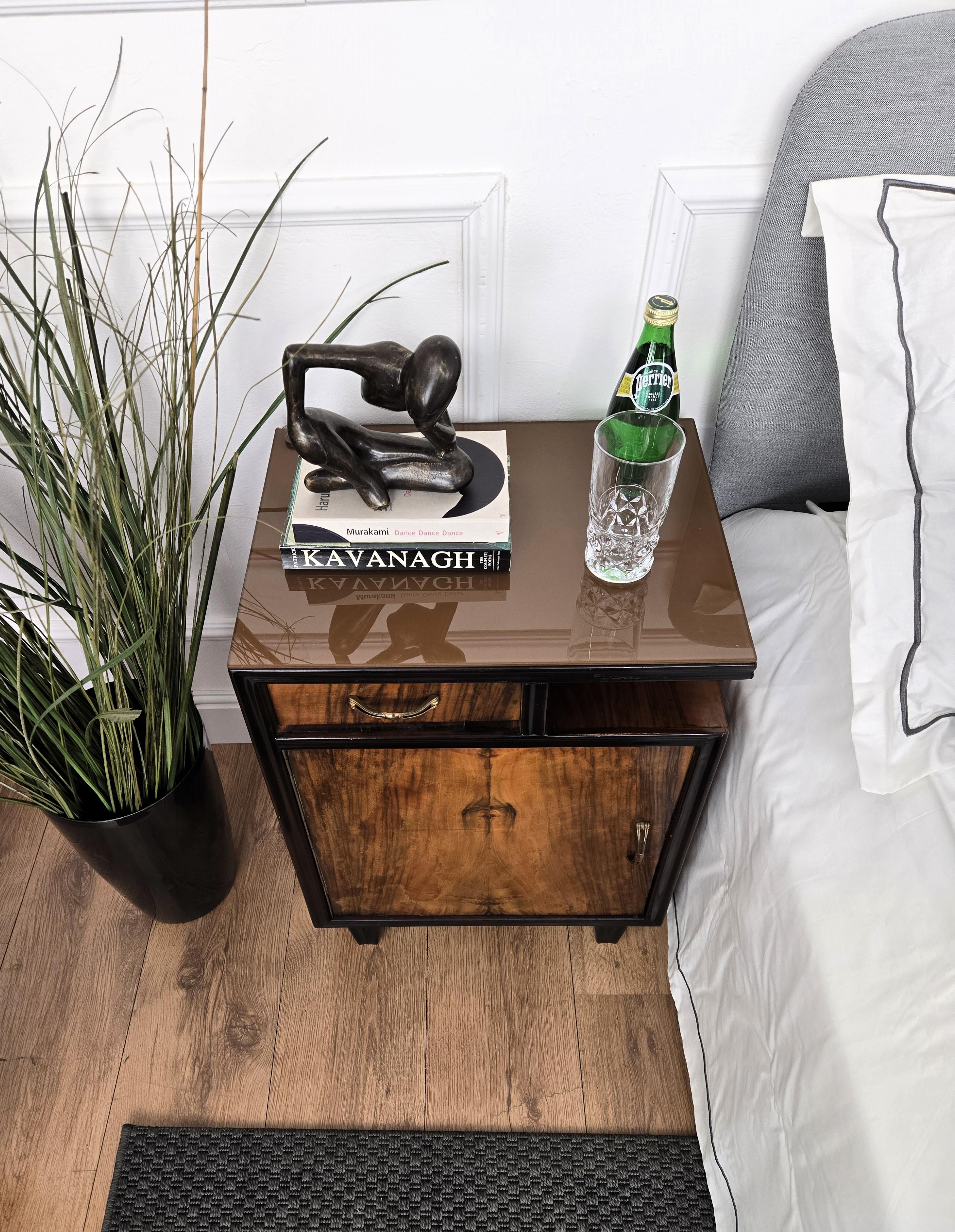 Paar italienische Art Deco Nachttische Beistelltische in Nussbaum Glasplatte (Art déco) im Angebot