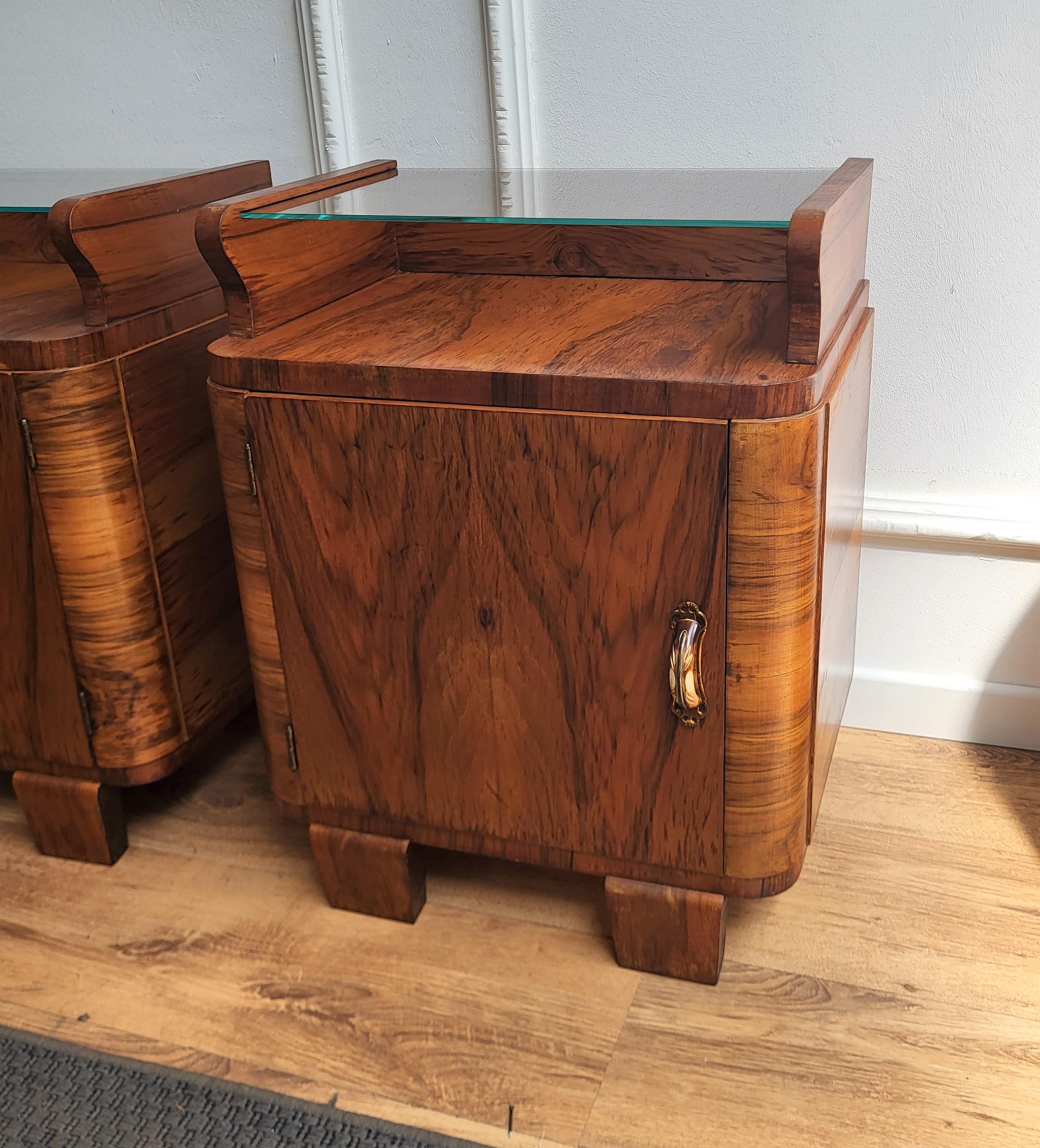 20th Century Pair of Italian Art Deco Night Stands Bed Side Tables in Burl Walnut Glass Top
