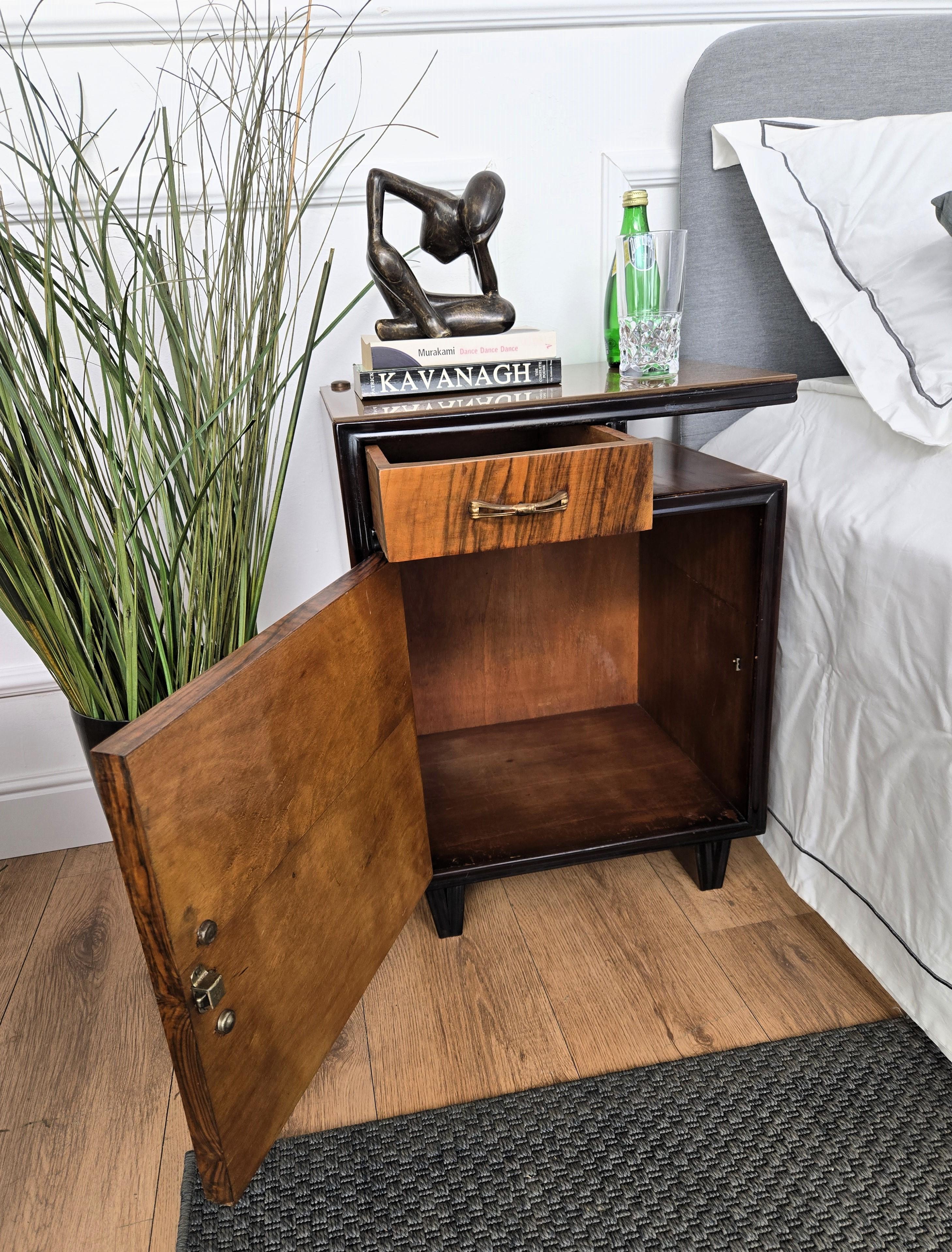 Paar italienische Art Deco Nachttische Beistelltische in Nussbaum Glasplatte (Italienisch) im Angebot