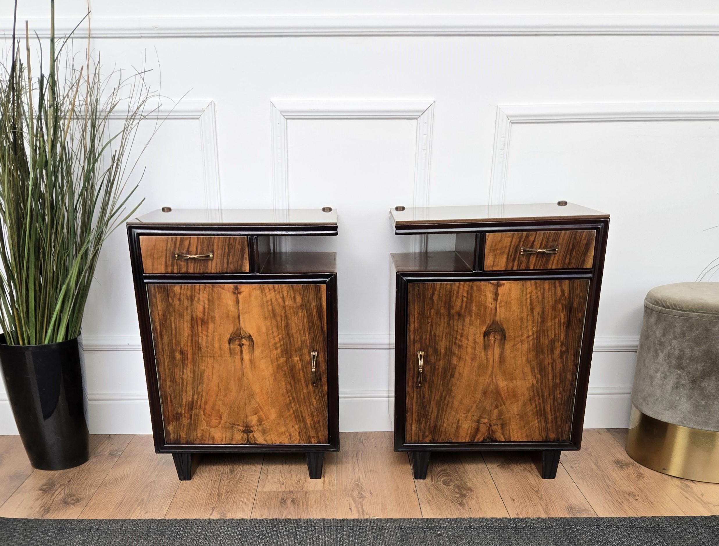Paar italienische Art Deco Nachttische Beistelltische in Nussbaum Glasplatte im Zustand „Gut“ im Angebot in Carimate, Como