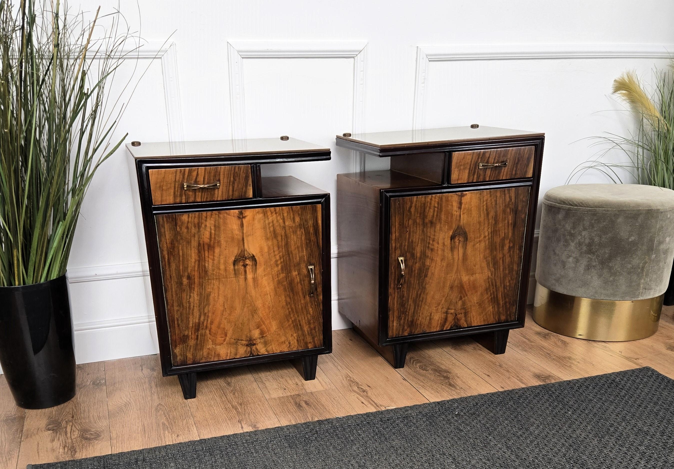 Paar italienische Art Deco Nachttische Beistelltische in Nussbaum Glasplatte (20. Jahrhundert) im Angebot