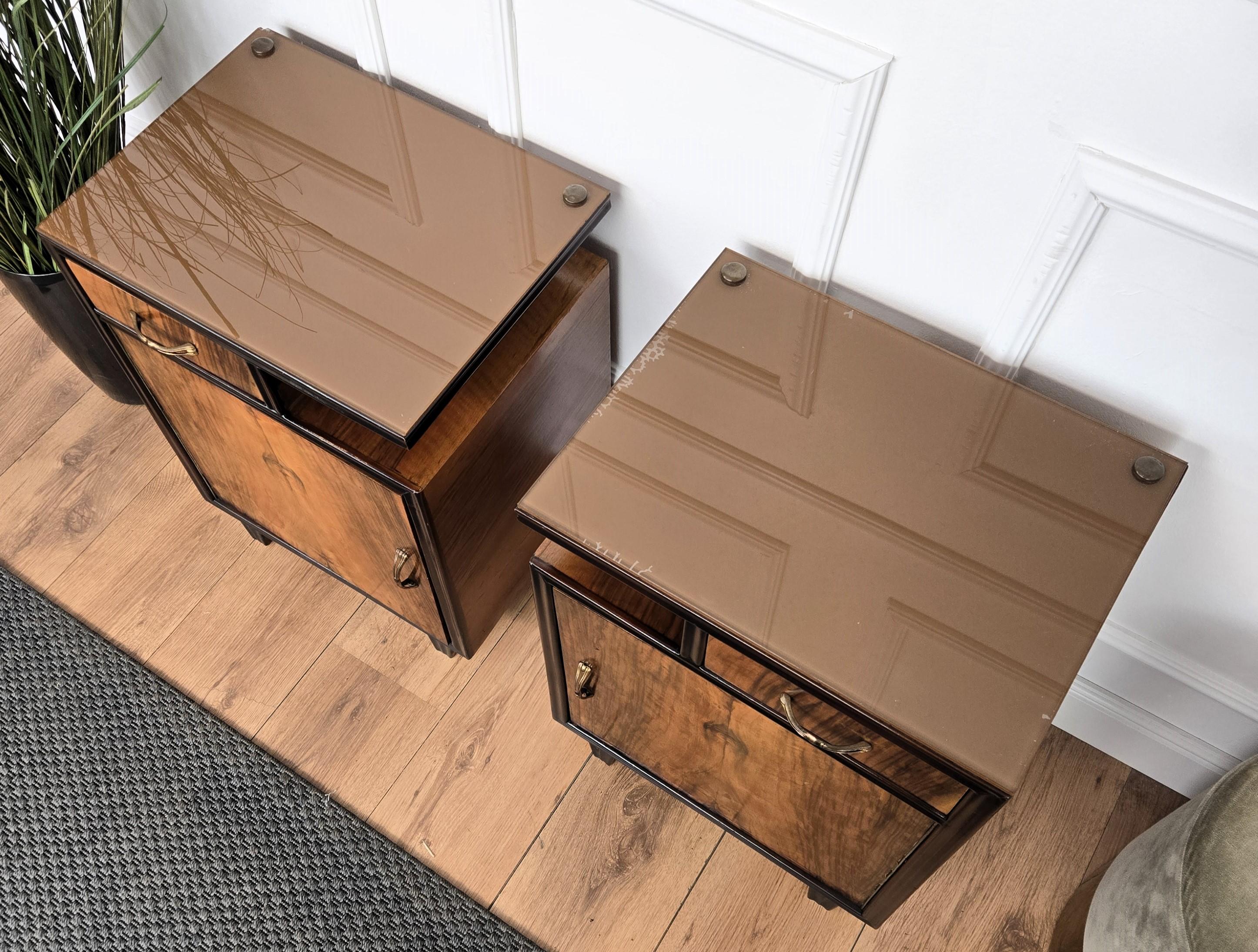 Paar italienische Art Deco Nachttische Beistelltische in Nussbaum Glasplatte (Messing) im Angebot