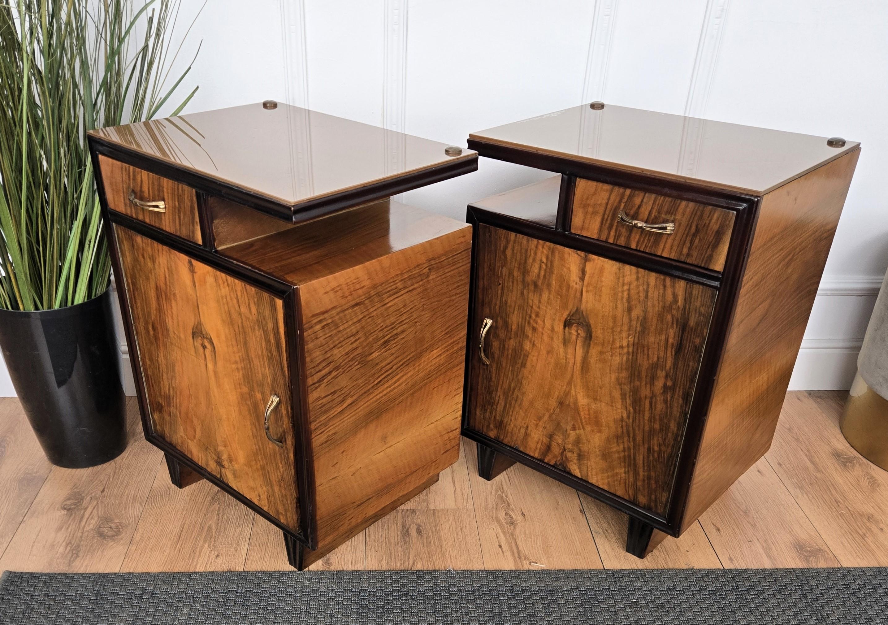 Paar italienische Art Deco Nachttische Beistelltische in Nussbaum Glasplatte im Angebot 2