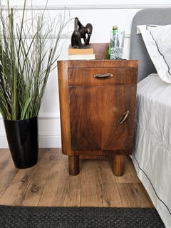 Coppia di comodini Art Deco italiani in radica di noce con piano in marmo nero