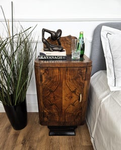 Pareja de Mesillas de Noche Art Decó Italianas en Nogal Burl Tapa de Mármol Negro