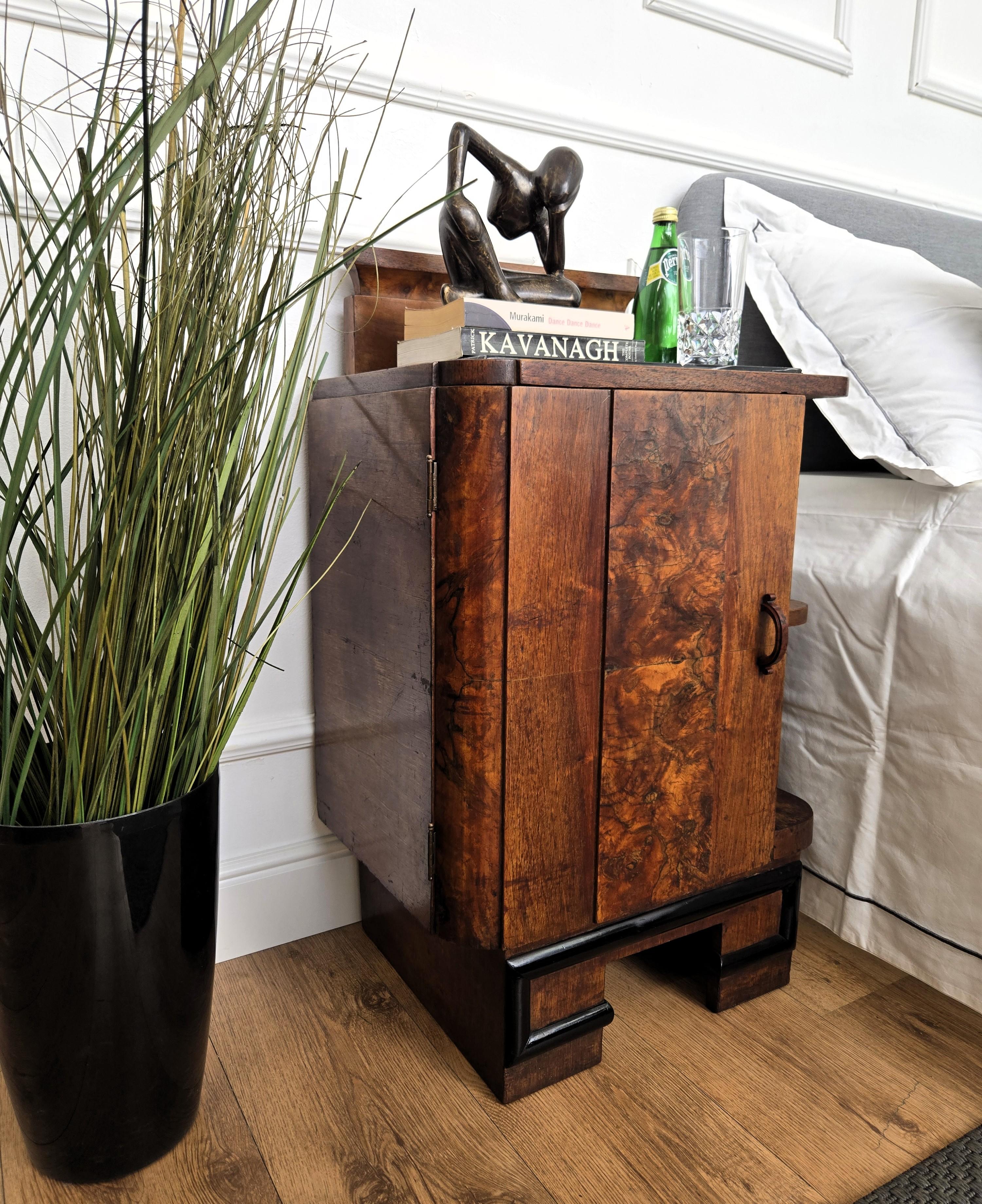 Très élégante et raffinée paire de tables de chevet italiennes Art Déco des années 1940 avec de grandes formes et décors en placage de ronce de noyer briar wood, porte avant et tiroir interne avec beau plateau en marbre noir. Cette table de nuit