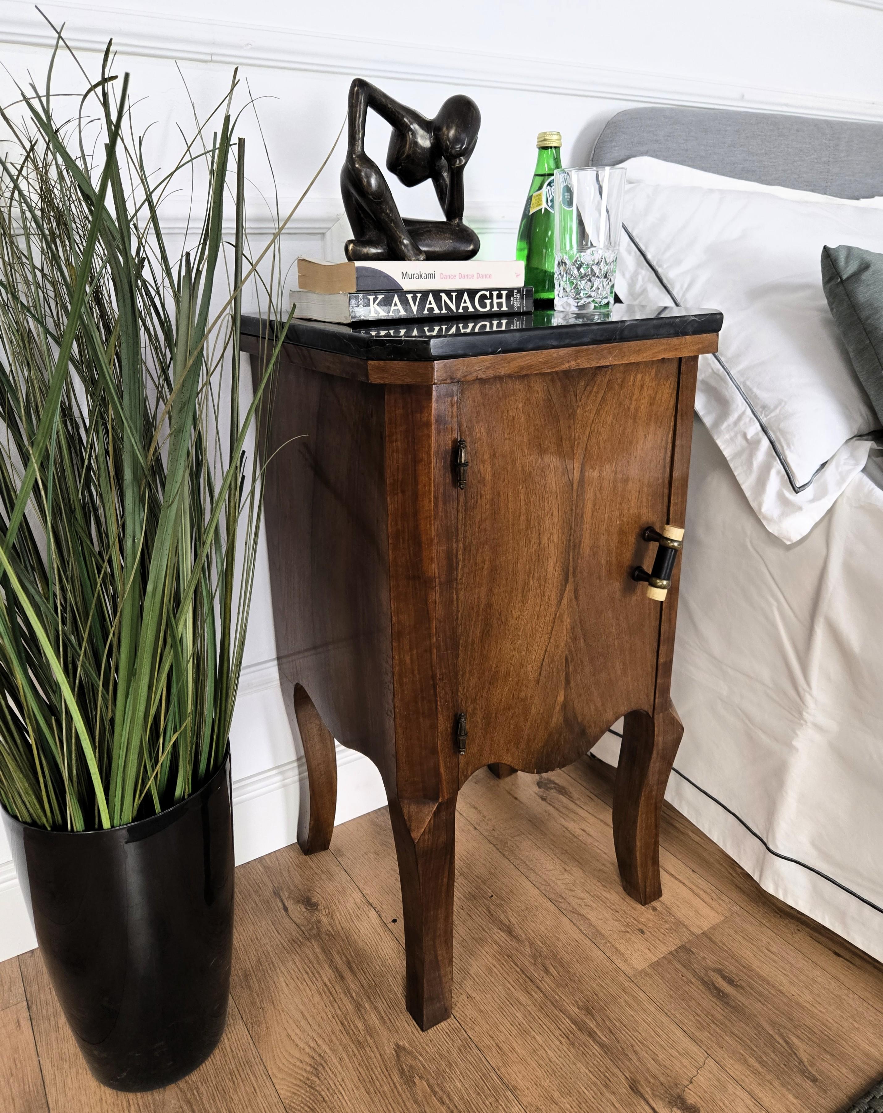 Sehr elegantes und raffiniertes Paar italienischer Art Deco Nachttische aus den 1940er Jahren mit großartigem Design, Form und Dekoren in furniertem Wurzelholz aus Bruyère, Fronttür und schöner schwarzer Marmorplatte. Dieser Nachttisch macht sich