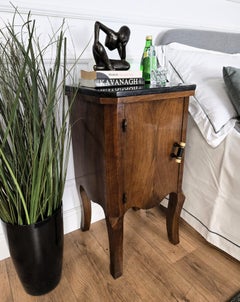 Paire de tables de nuit Art Déco italiennes Tables de lit en ronce de noyer noir Plateau en marbre