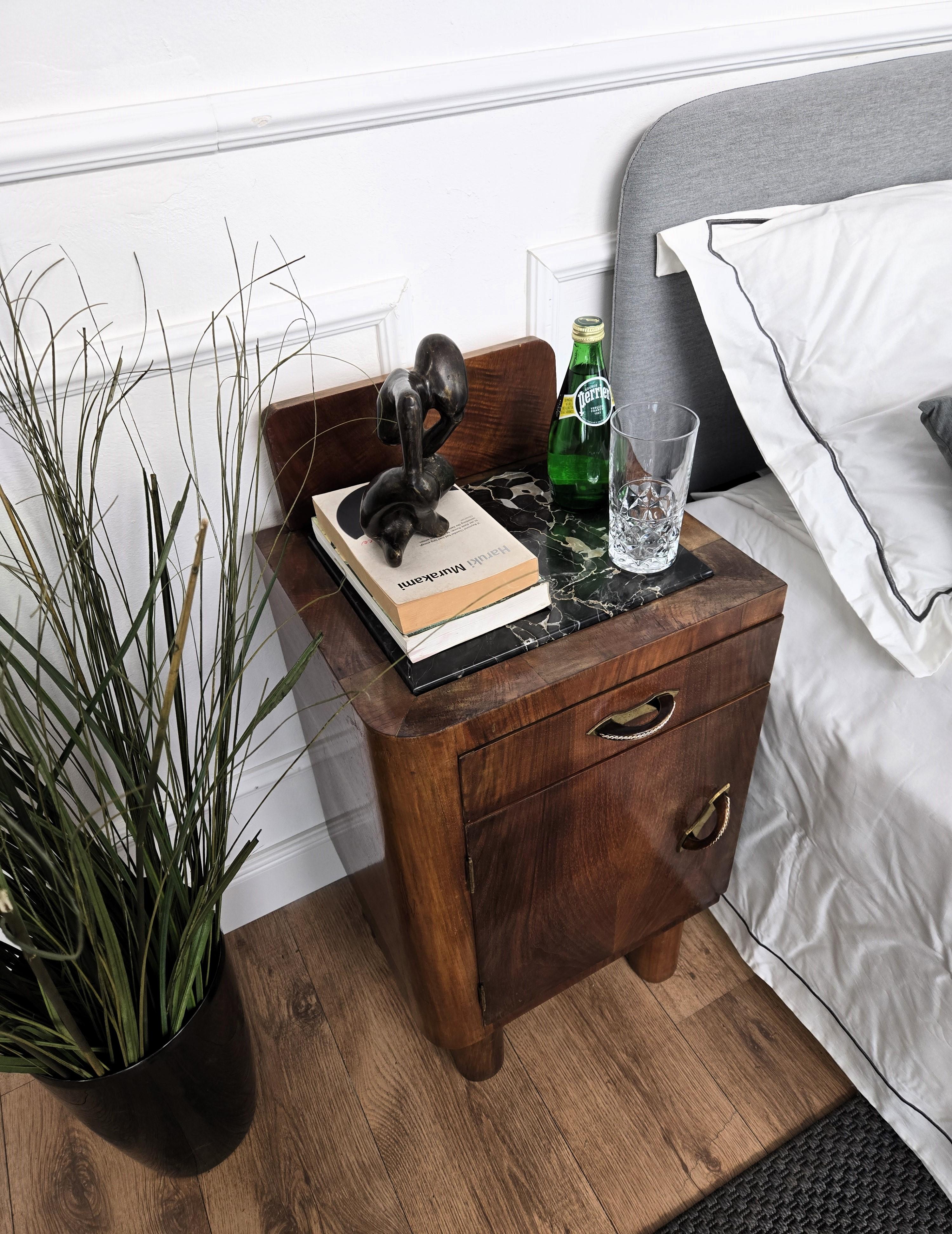Paar italienische Art Deco Nachttische Nachttische in Wurzelholz Schwarz Marmorplatte (Art déco) im Angebot