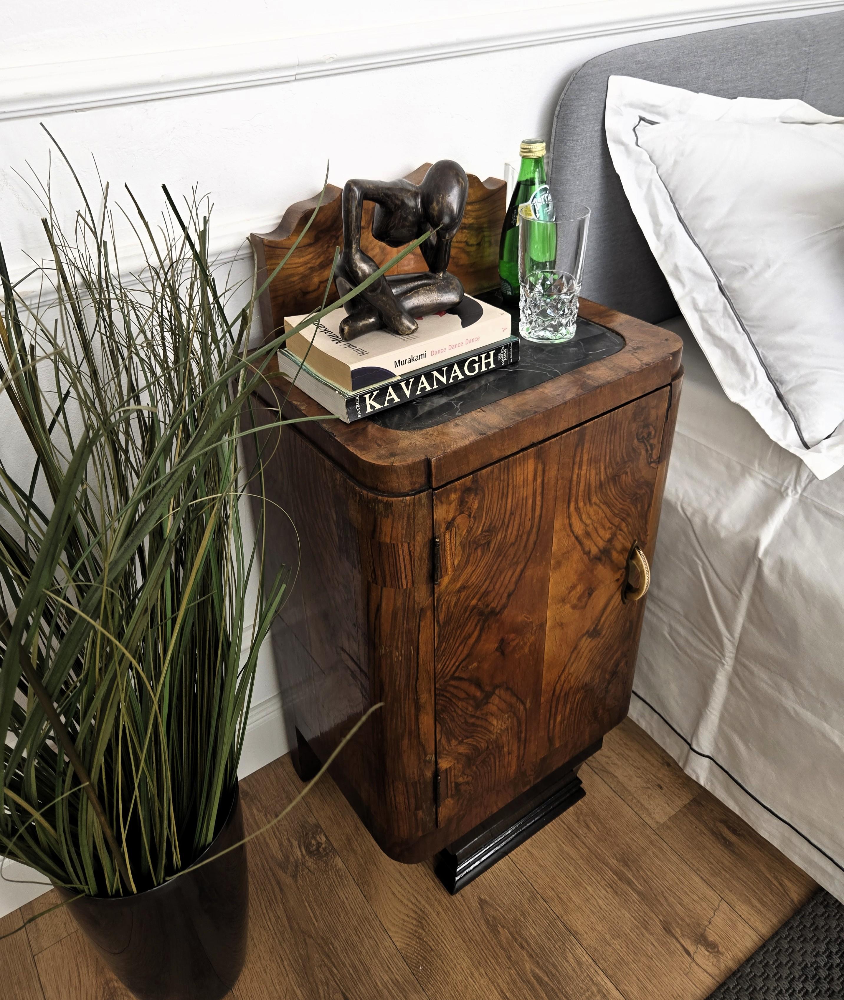 Pair of Italian Art Deco Night Stands Bed Tables in Burl Walnut Black Marble Top In Good Condition For Sale In Carimate, Como