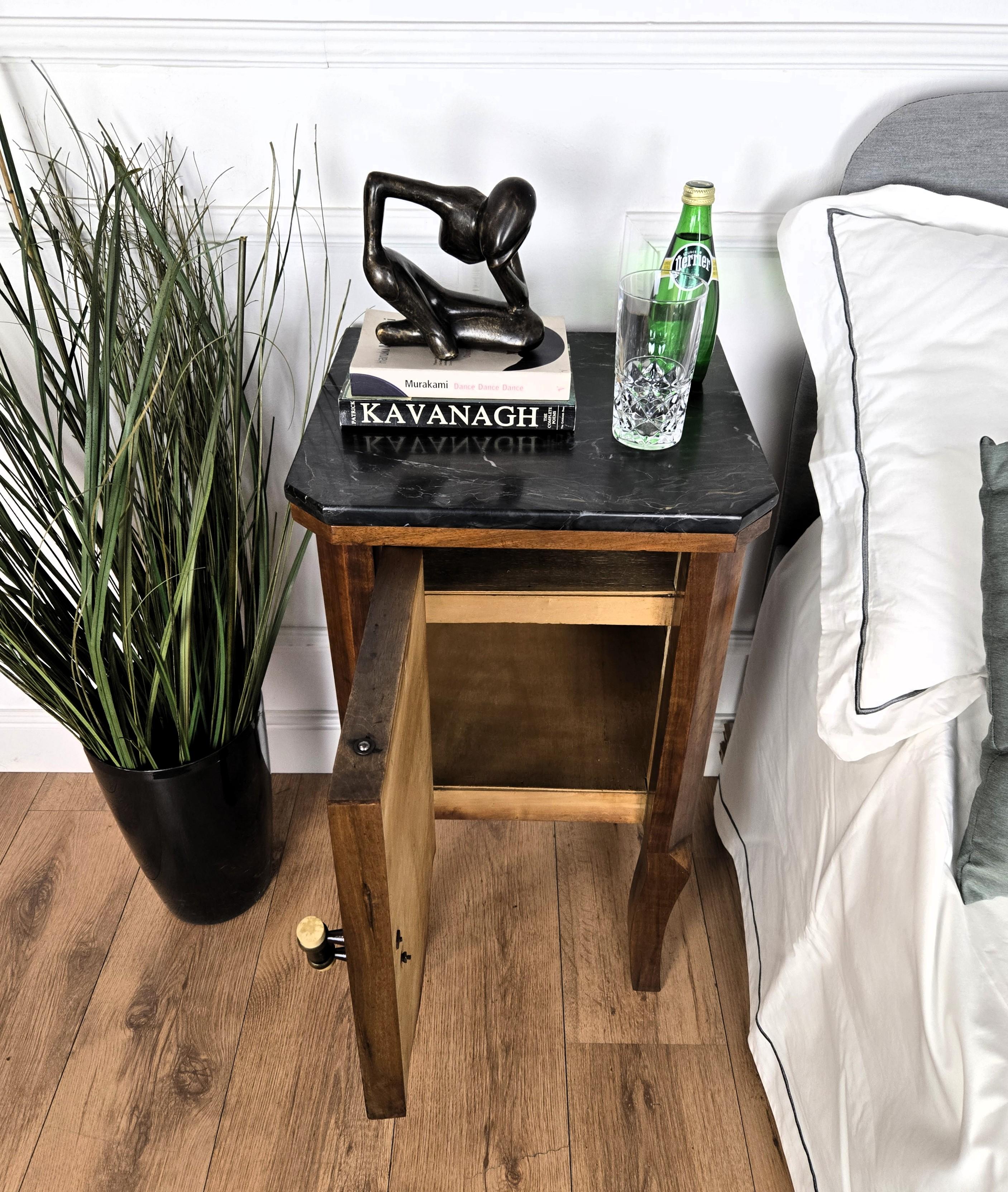 Paar italienische Art Deco Nachttische Nachttische in Wurzelholz Schwarz Marmorplatte (Art déco) im Angebot