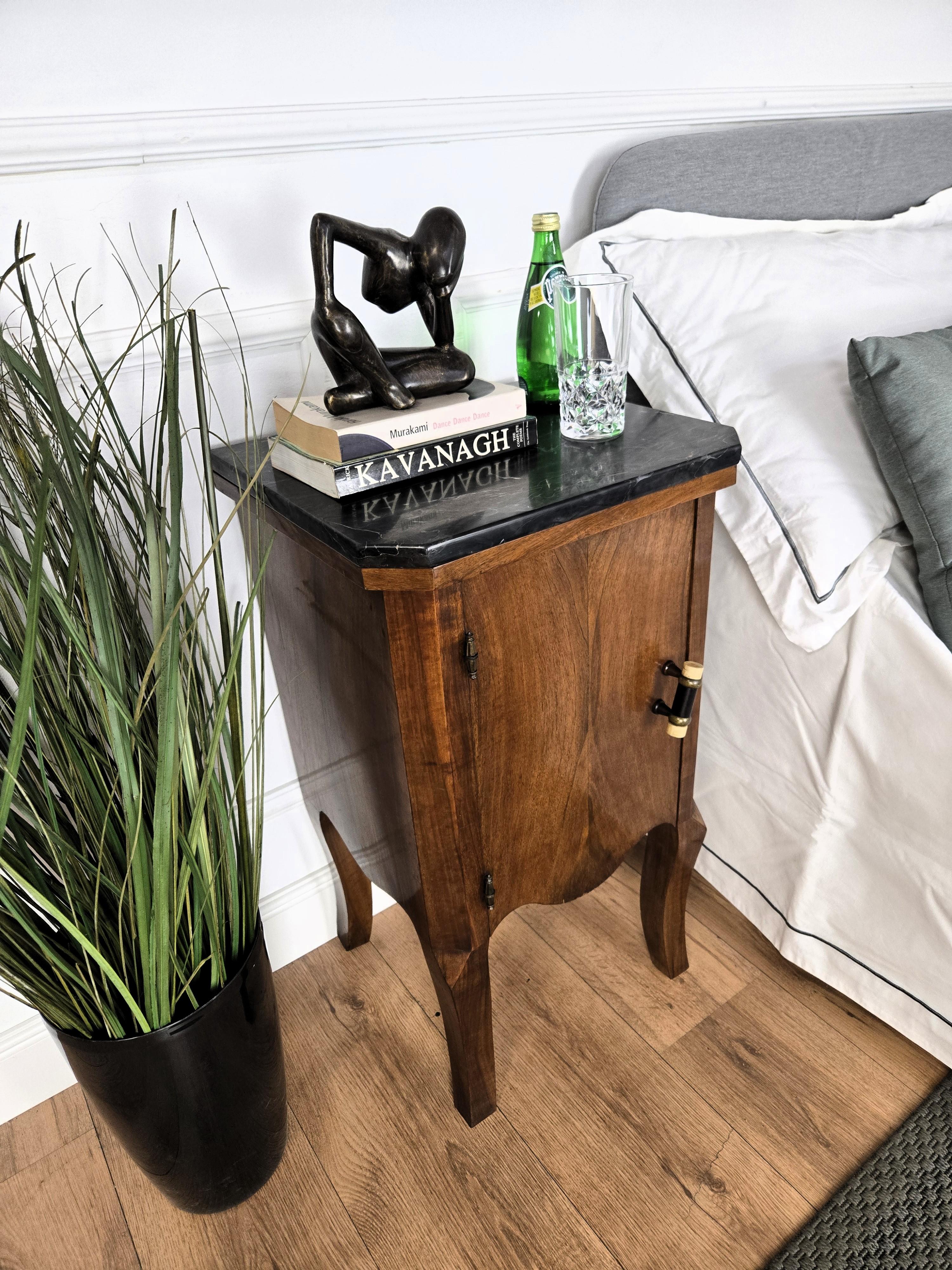 Paar italienische Art Deco Nachttische Nachttische in Wurzelholz Schwarz Marmorplatte (Italienisch) im Angebot