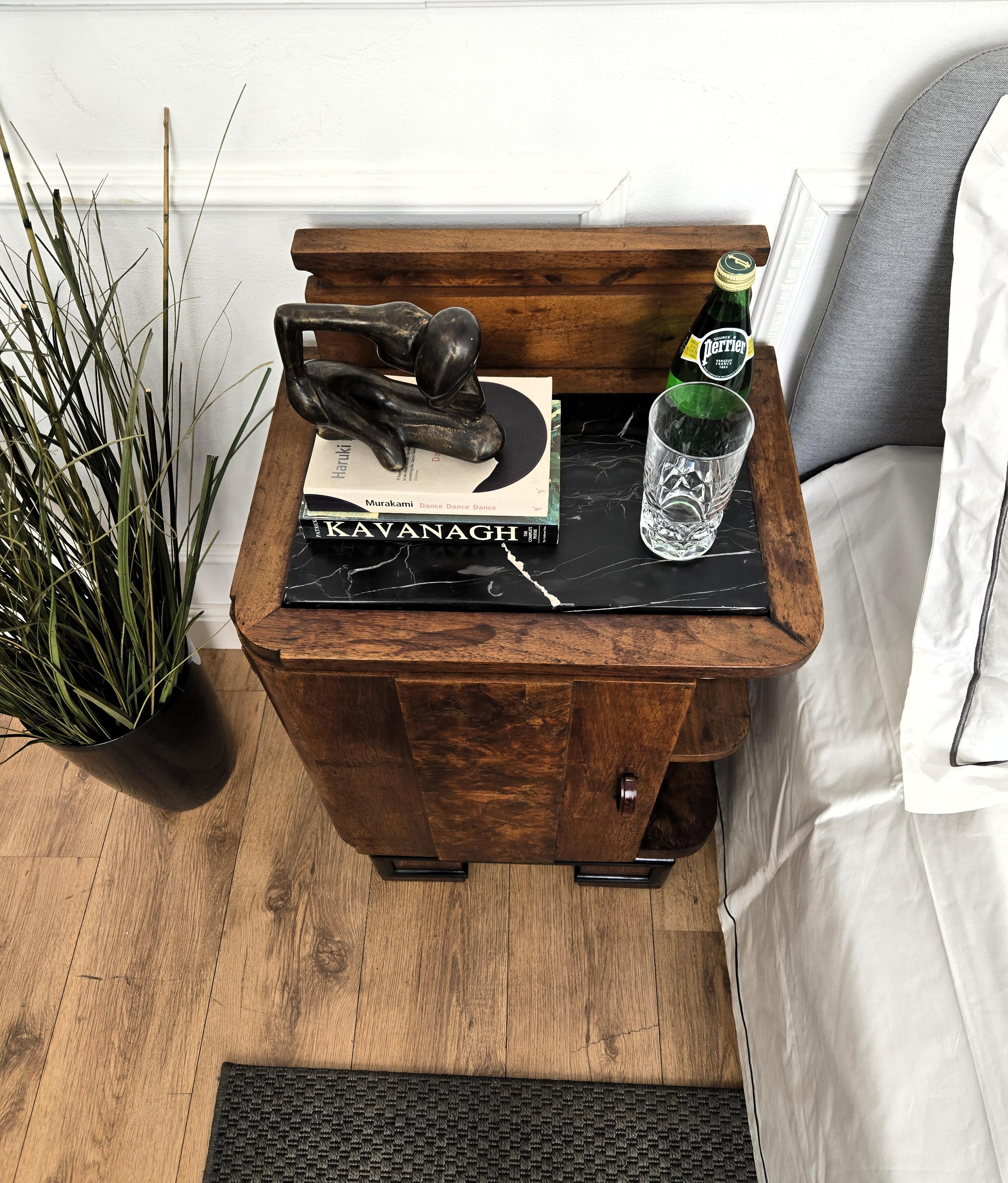 20ième siècle Paire de tables de nuit Art Déco italiennes Tables de lit en ronce de noyer noir Plateau en marbre en vente