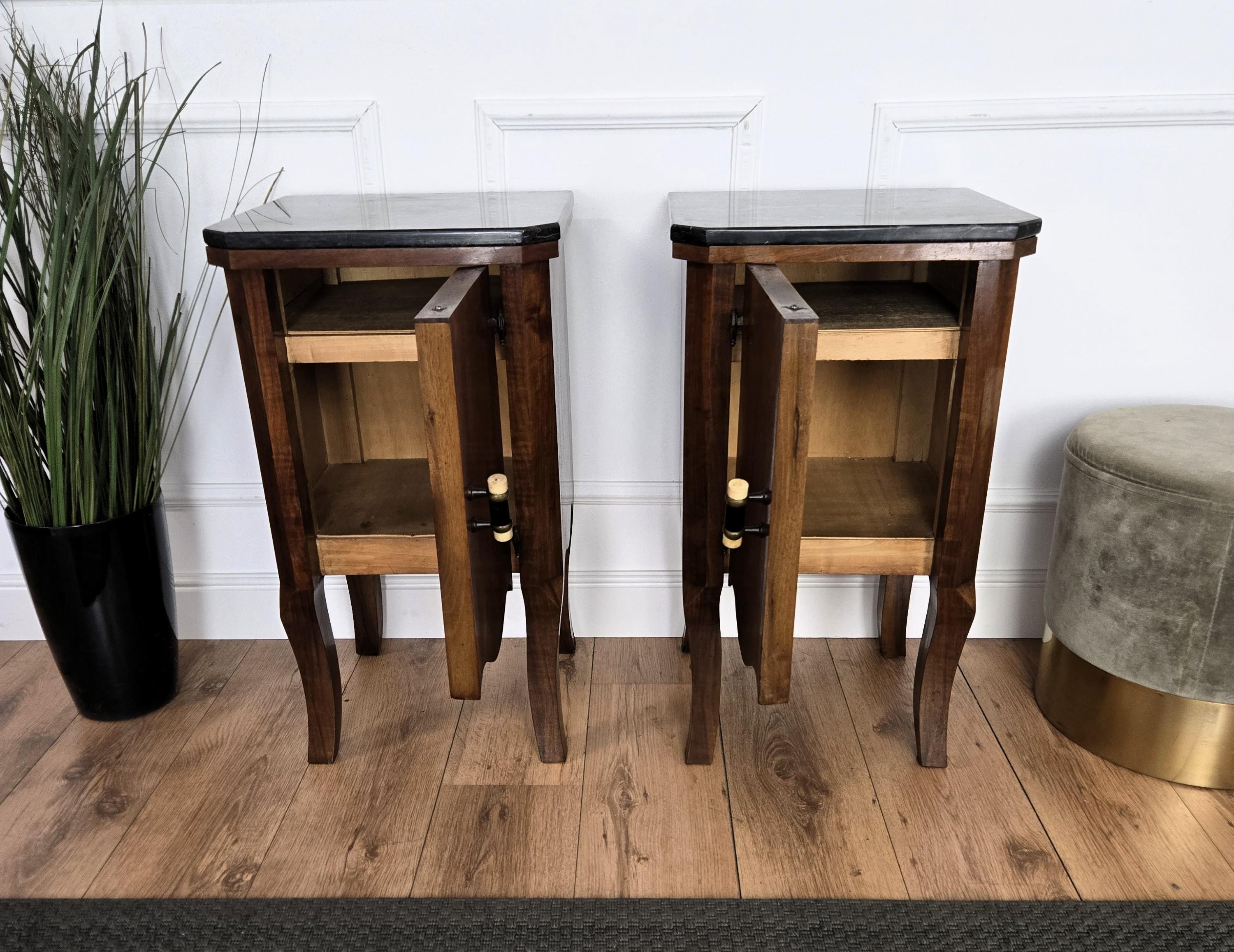 Paar italienische Art Deco Nachttische Nachttische in Wurzelholz Schwarz Marmorplatte (20. Jahrhundert) im Angebot