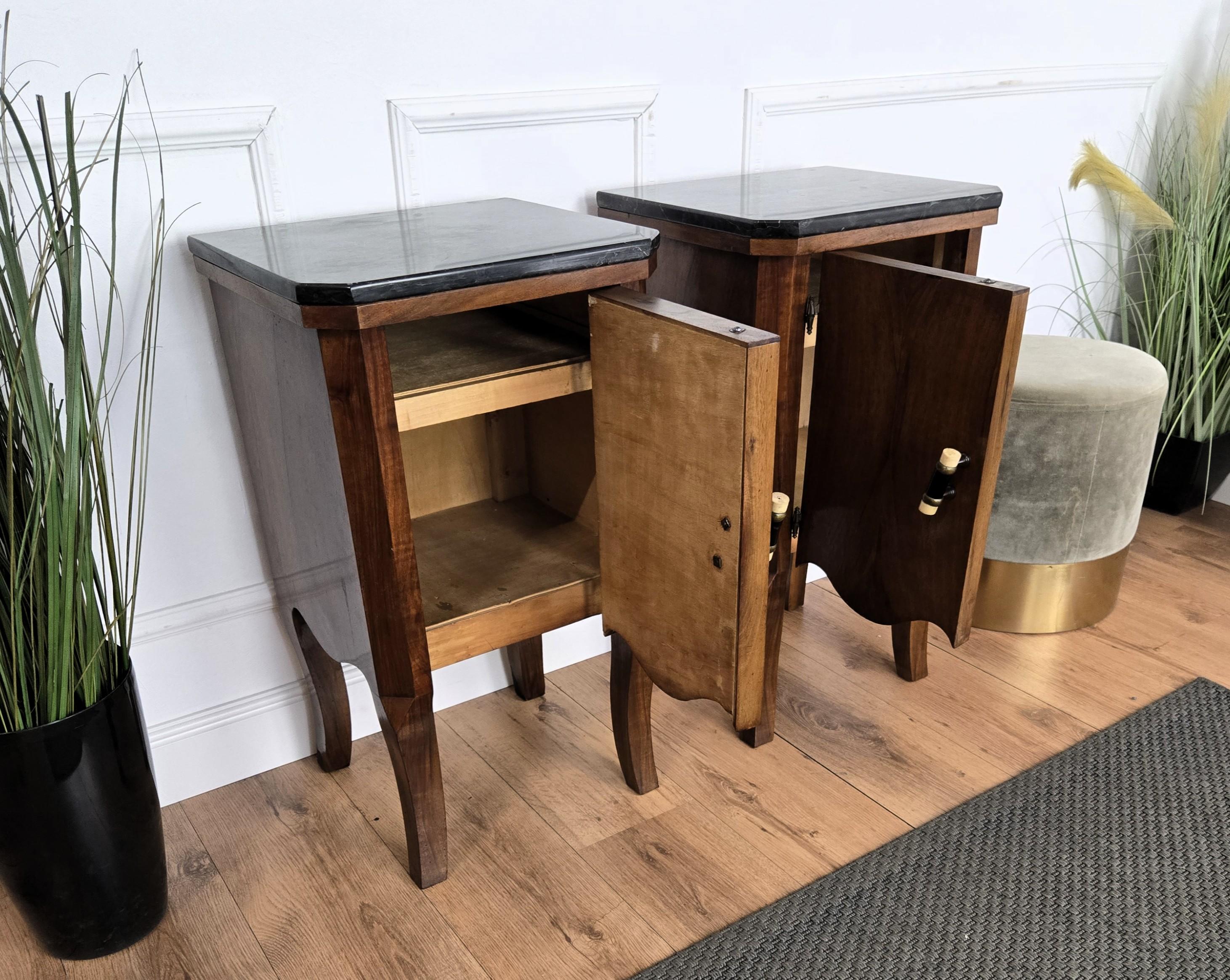 Paar italienische Art Deco Nachttische Nachttische in Wurzelholz Schwarz Marmorplatte (Messing) im Angebot