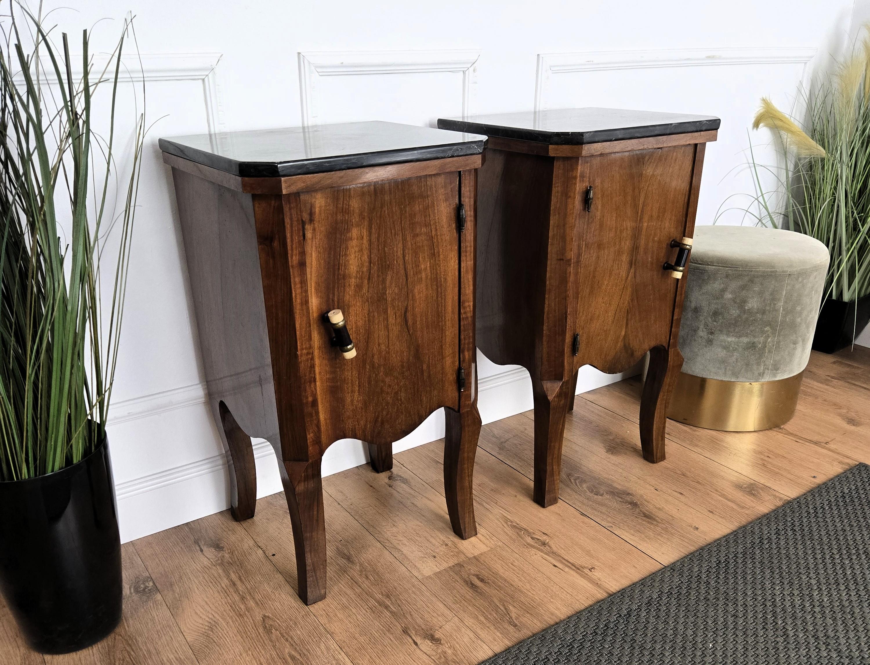 Paar italienische Art Deco Nachttische Nachttische in Wurzelholz Schwarz Marmorplatte im Angebot 1