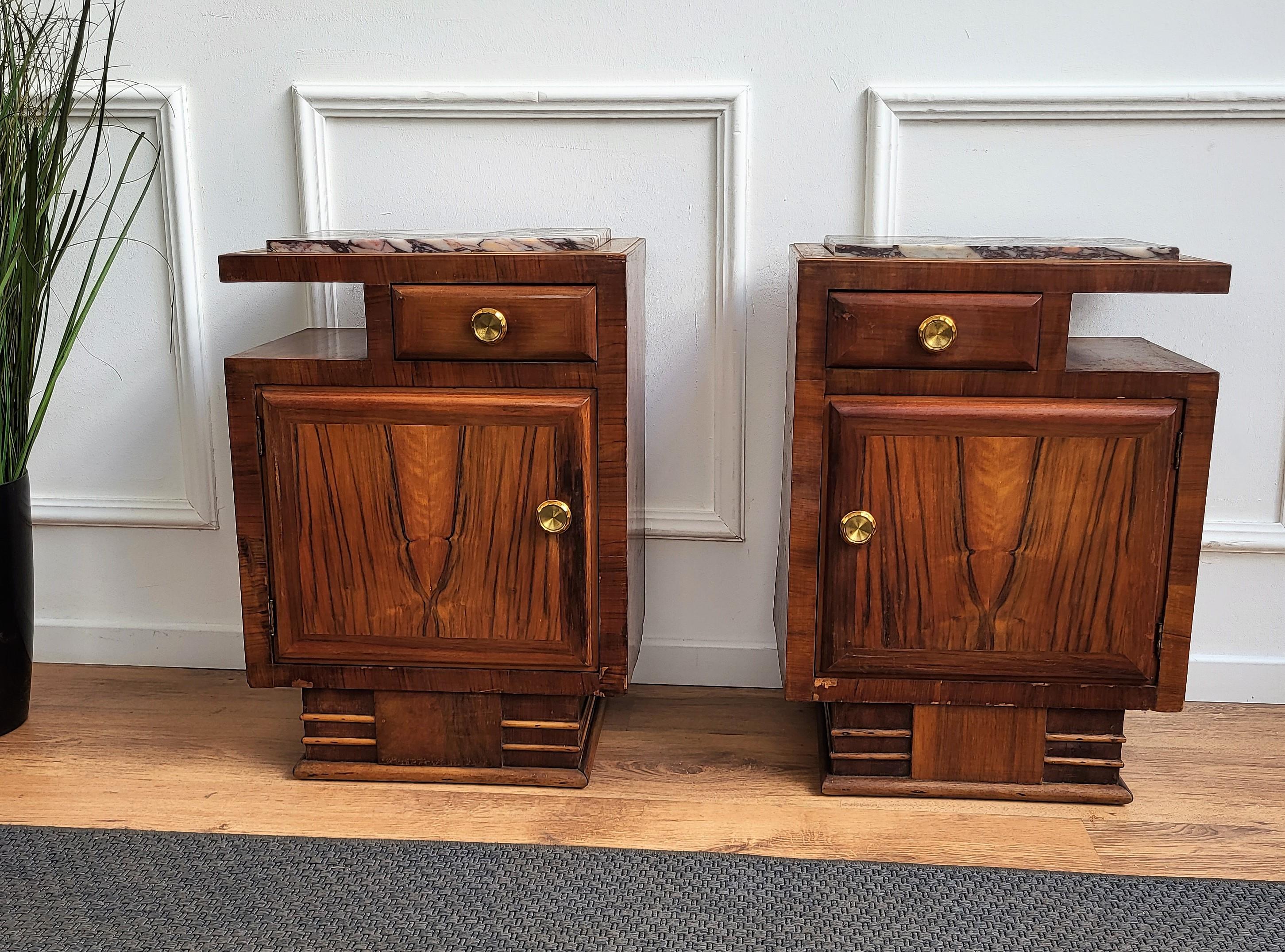 Very elegant and refined pair of Italian 1940s Art Deco bedside tables with great design shape and decors in veneer burl walnut briar wood and beautiful marble top, two front doors and a drawer and shelf. This nightstand makes a great look in any