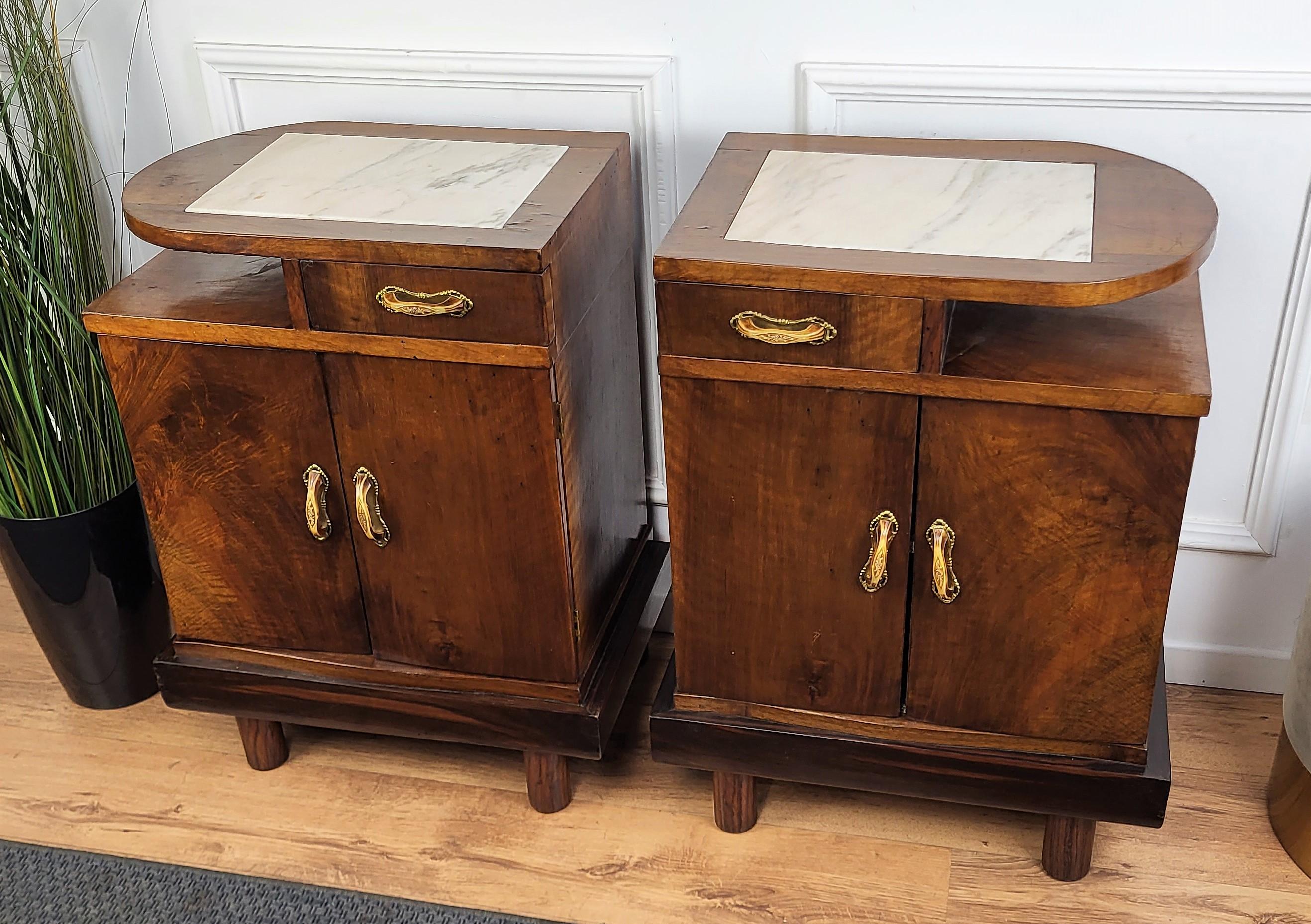 Very elegant and refined pair of Italian 1940s Art Deco bedside tables with great design shape and decors in veneer burl walnut briar wood and beautiful marble top, two front doors and a drawer and shelf. This nightstand makes a great look in any