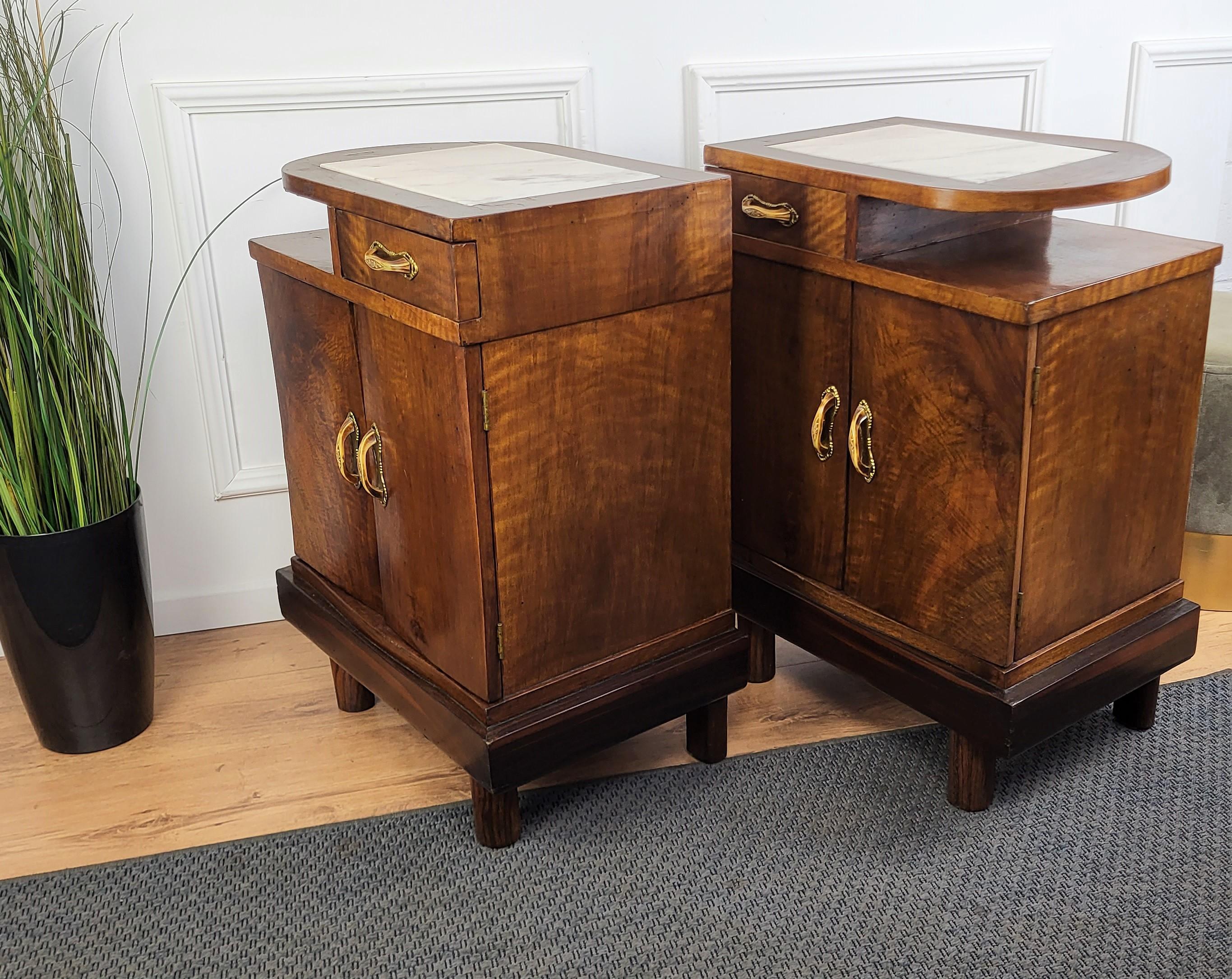 20th Century Pair of Italian Art Deco Nightstand bedside Tables in Burl Walnut and Marble Top