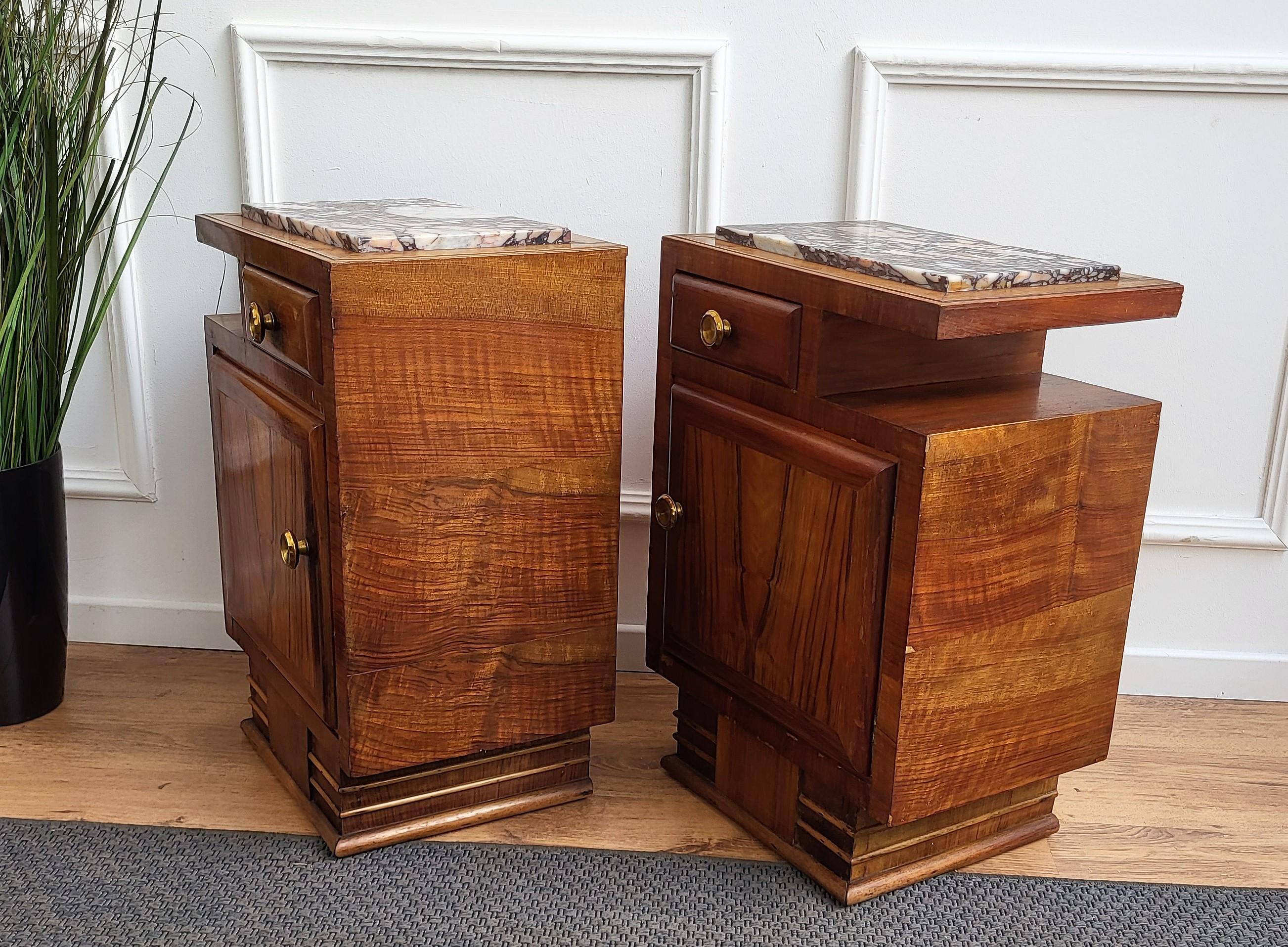 Brass Pair of Italian Art Deco Nightstand Bed Side Tables in Burl Walnut & Marble Top
