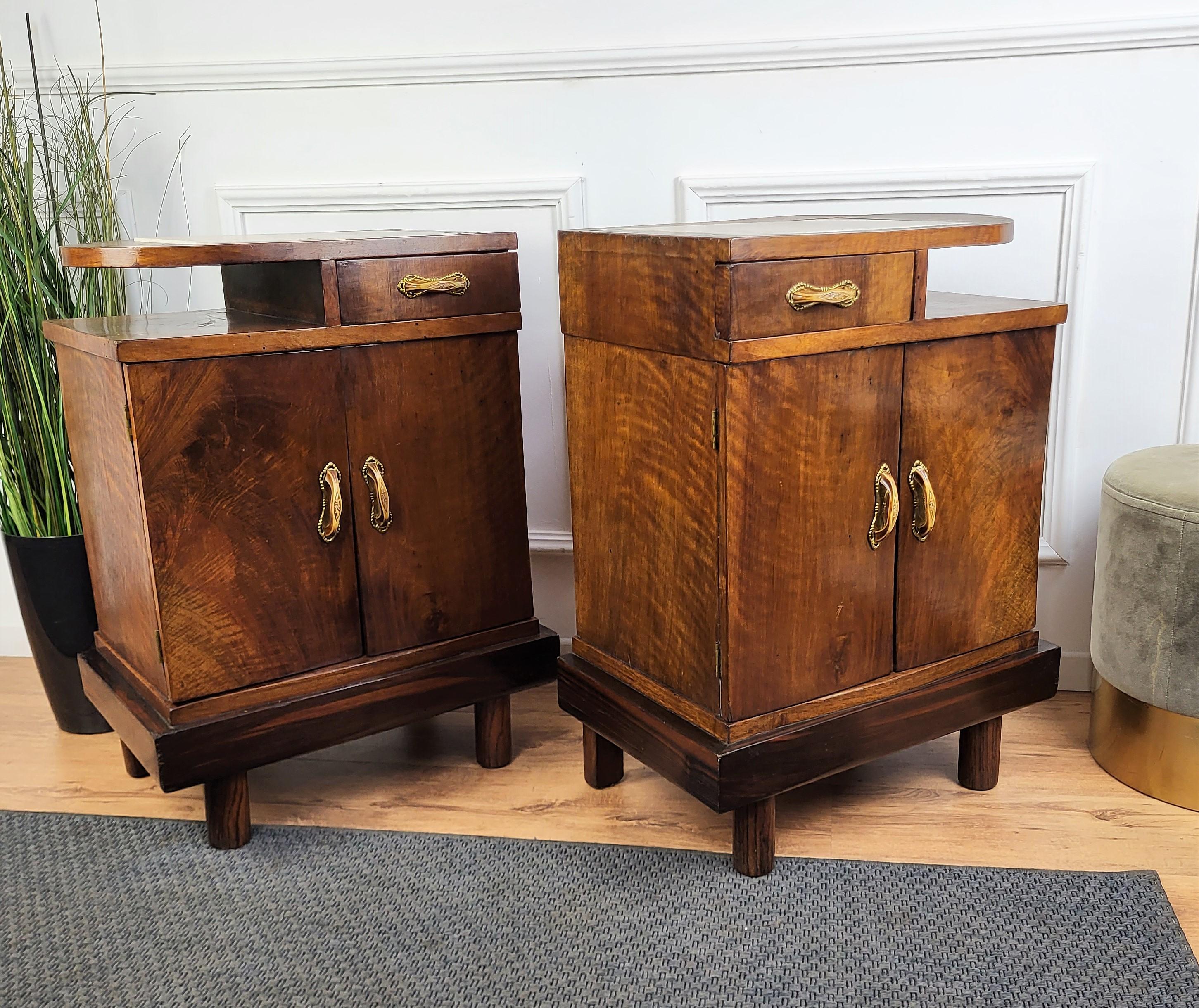 Brass Pair of Italian Art Deco Nightstand bedside Tables in Burl Walnut and Marble Top