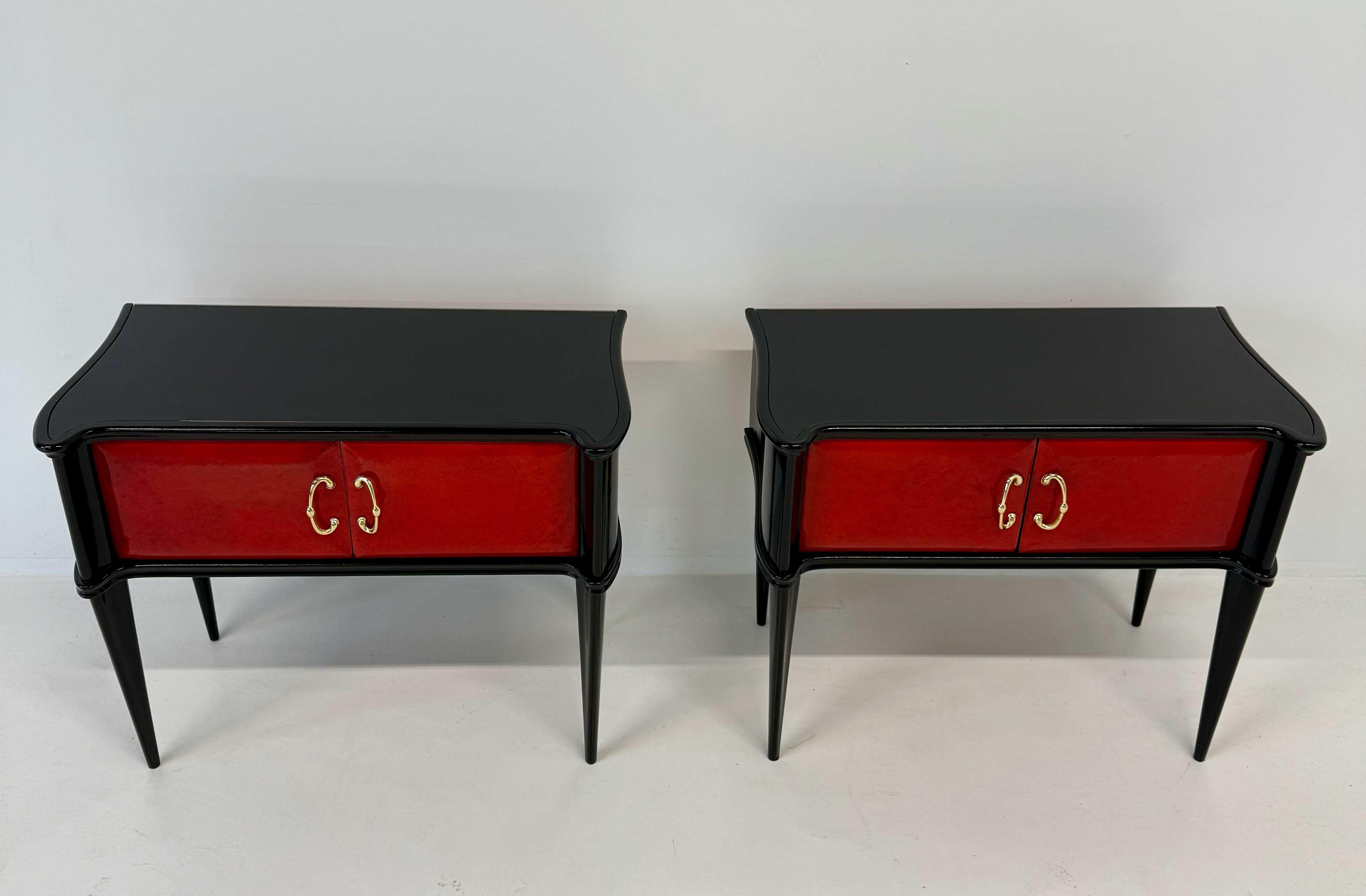 Paire de tables de nuit italiennes Art déco en parchemin rouge et laque noire, années 1950 Bon état - En vente à Meda, MB