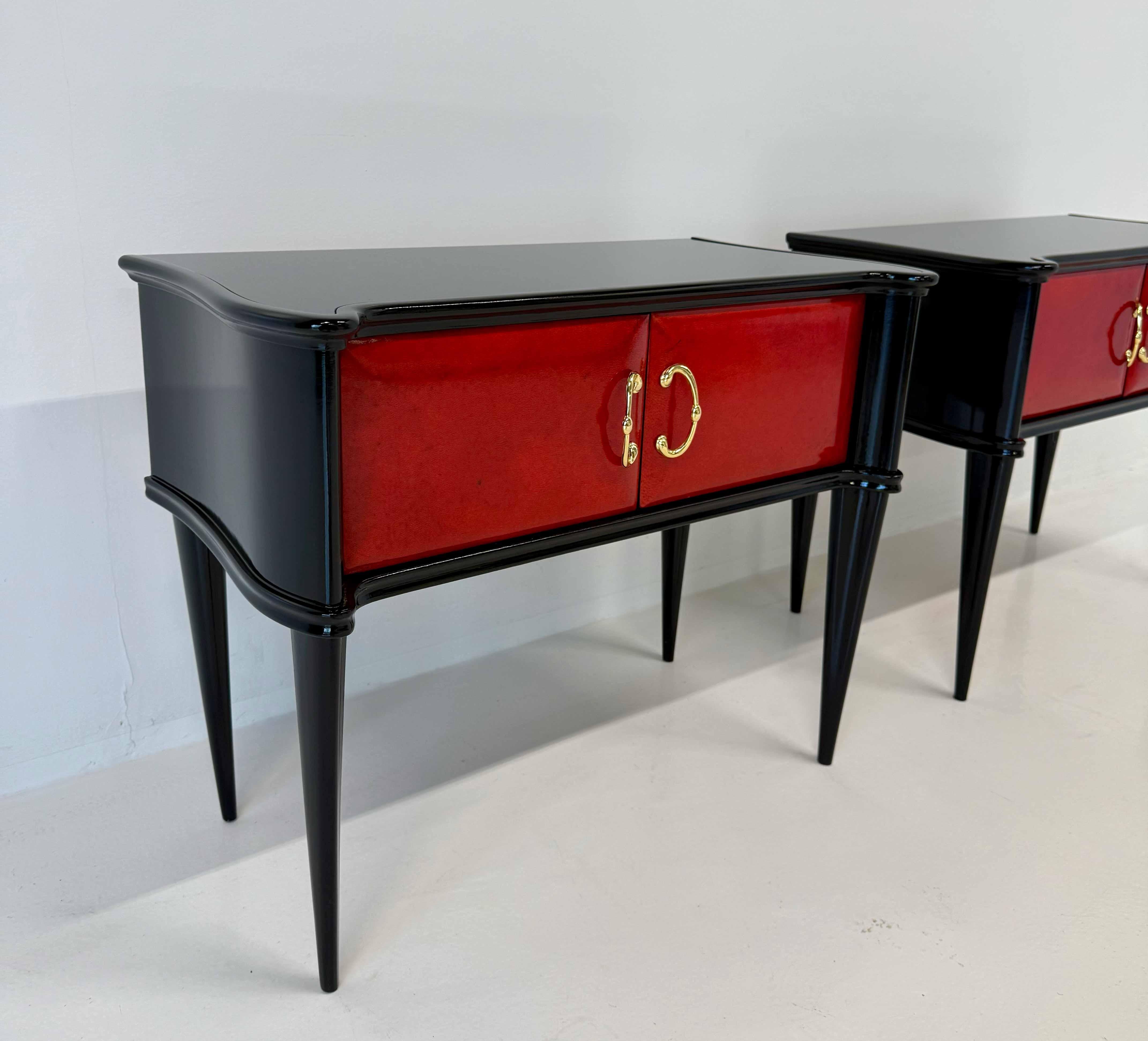 Milieu du XXe siècle Paire de tables de nuit italiennes Art déco en parchemin rouge et laque noire, années 1950 en vente