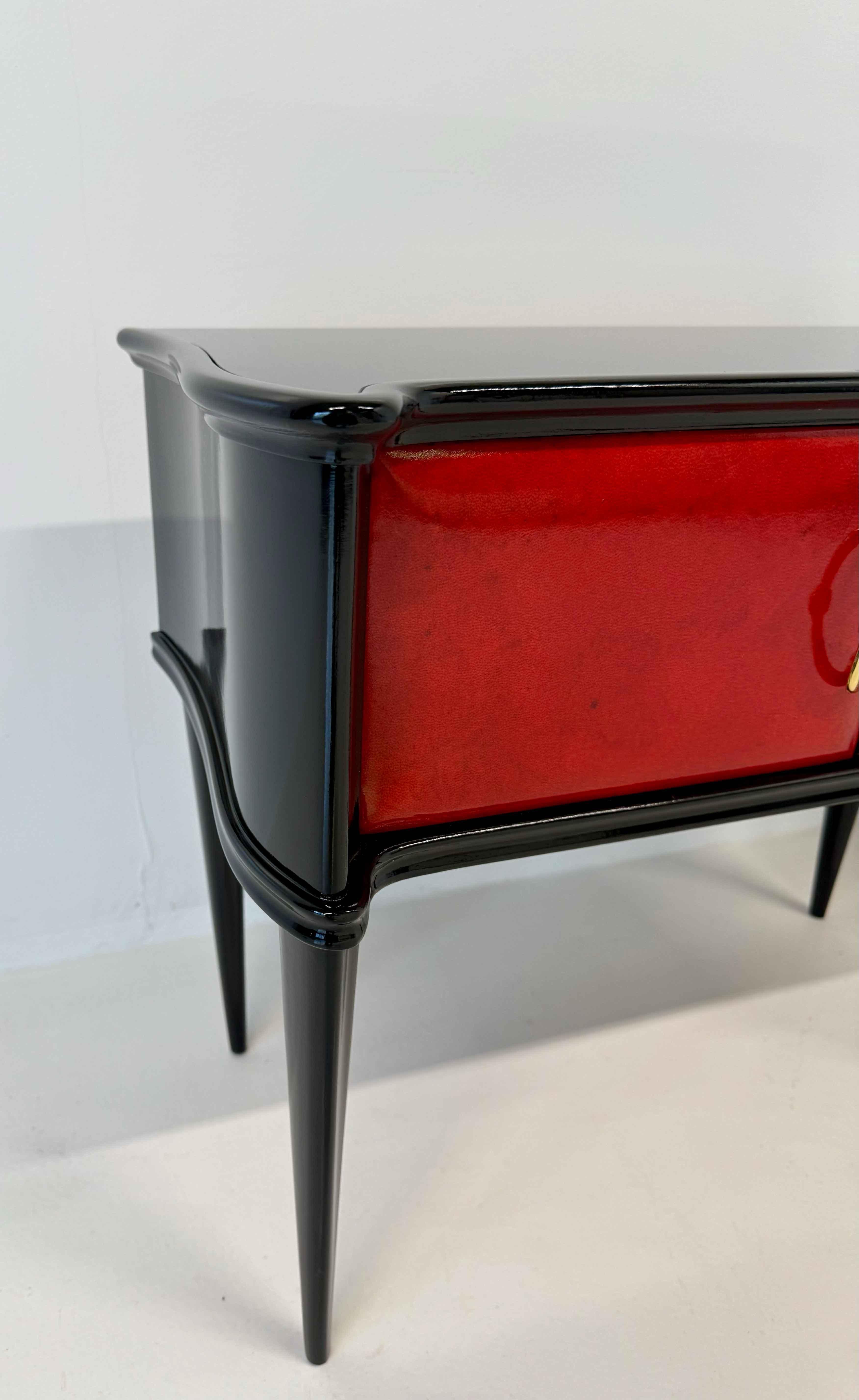 Papier parchemin Paire de tables de nuit italiennes Art déco en parchemin rouge et laque noire, années 1950 en vente