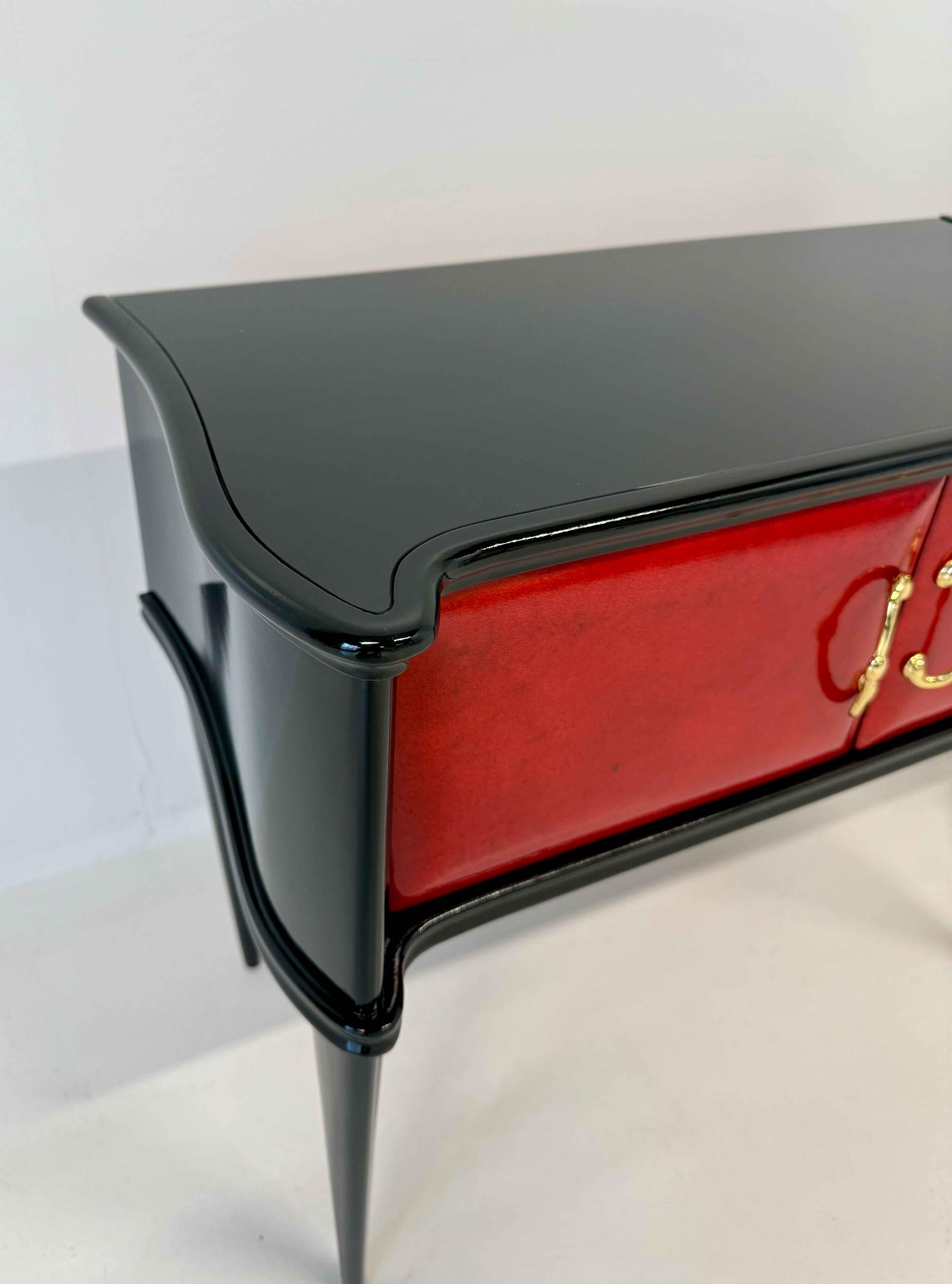 Paire de tables de nuit italiennes Art déco en parchemin rouge et laque noire, années 1950 en vente 1