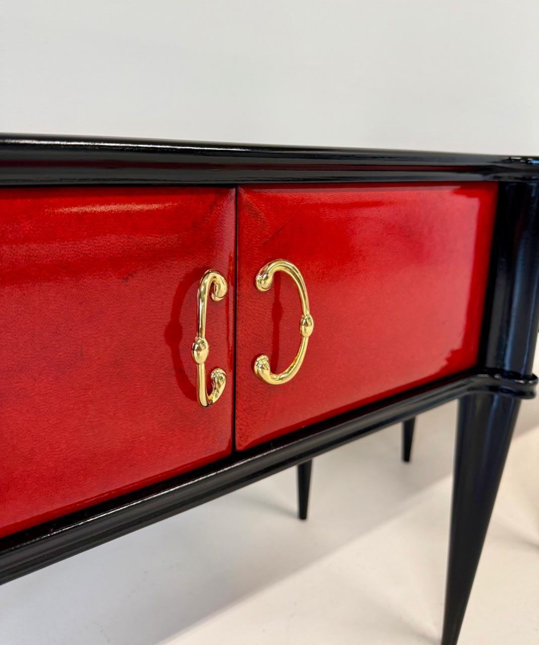 Paire de tables de nuit italiennes Art déco en parchemin rouge et laque noire, années 1950 en vente 2