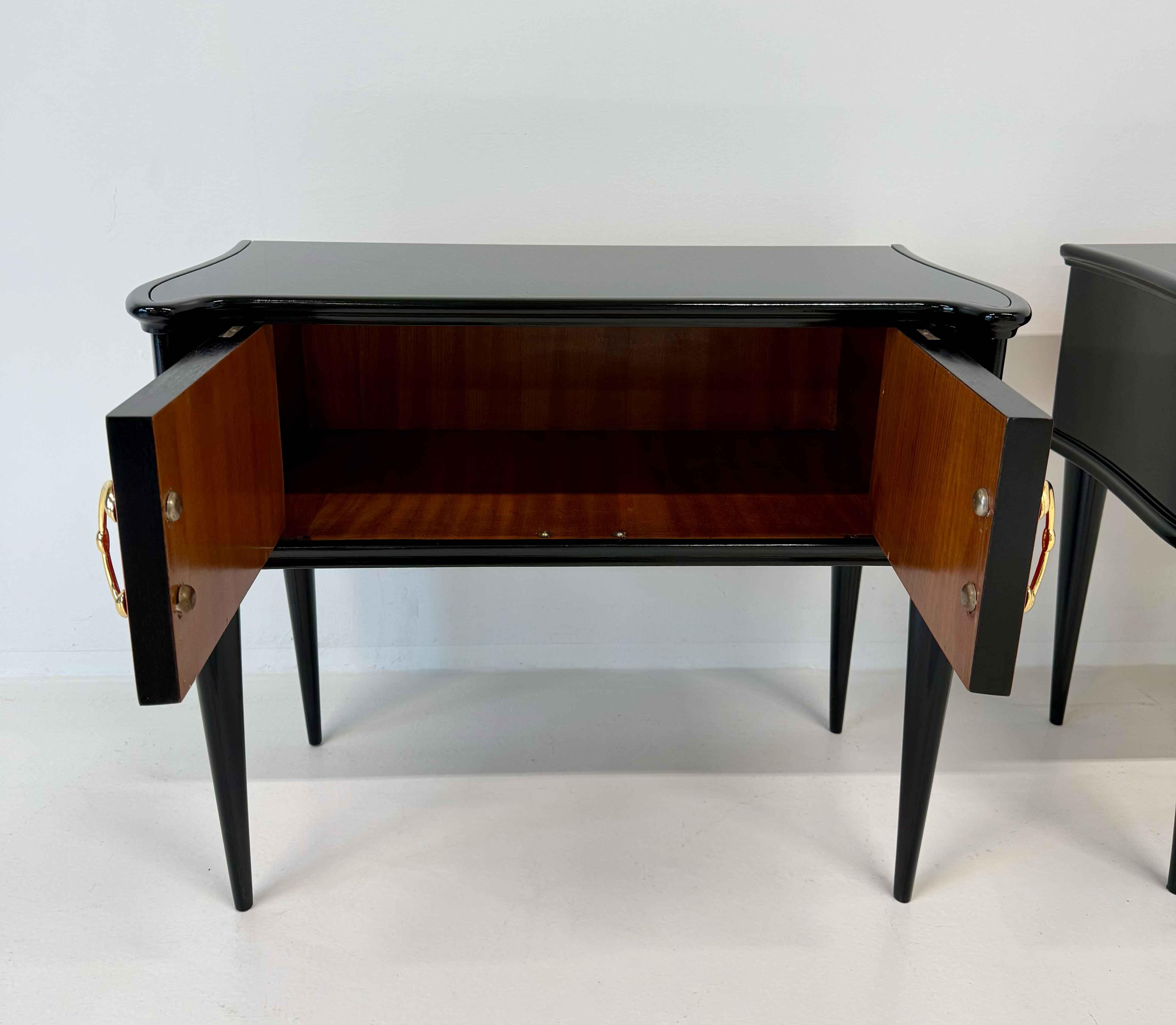 Paire de tables de nuit italiennes Art déco en parchemin rouge et laque noire, années 1950 en vente 3