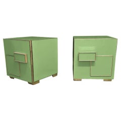 Zwei italienische Art-Déco-Nachttische aus glänzendem grünem Glas mit Messingbeschlägen