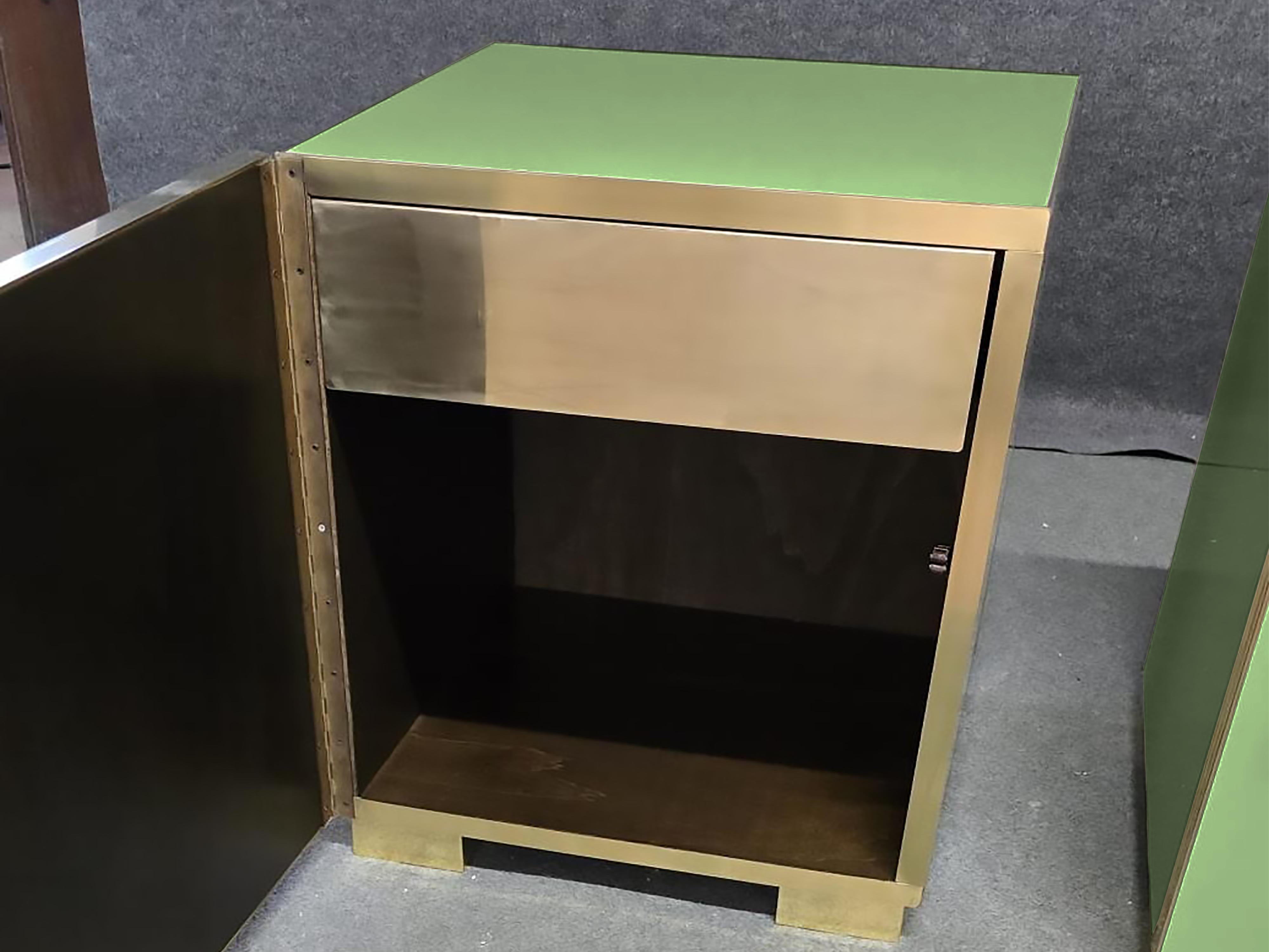 Art déco Pair of Italian Art Deco Nightstands in Glossy Green Glass with Brass Trim en vente