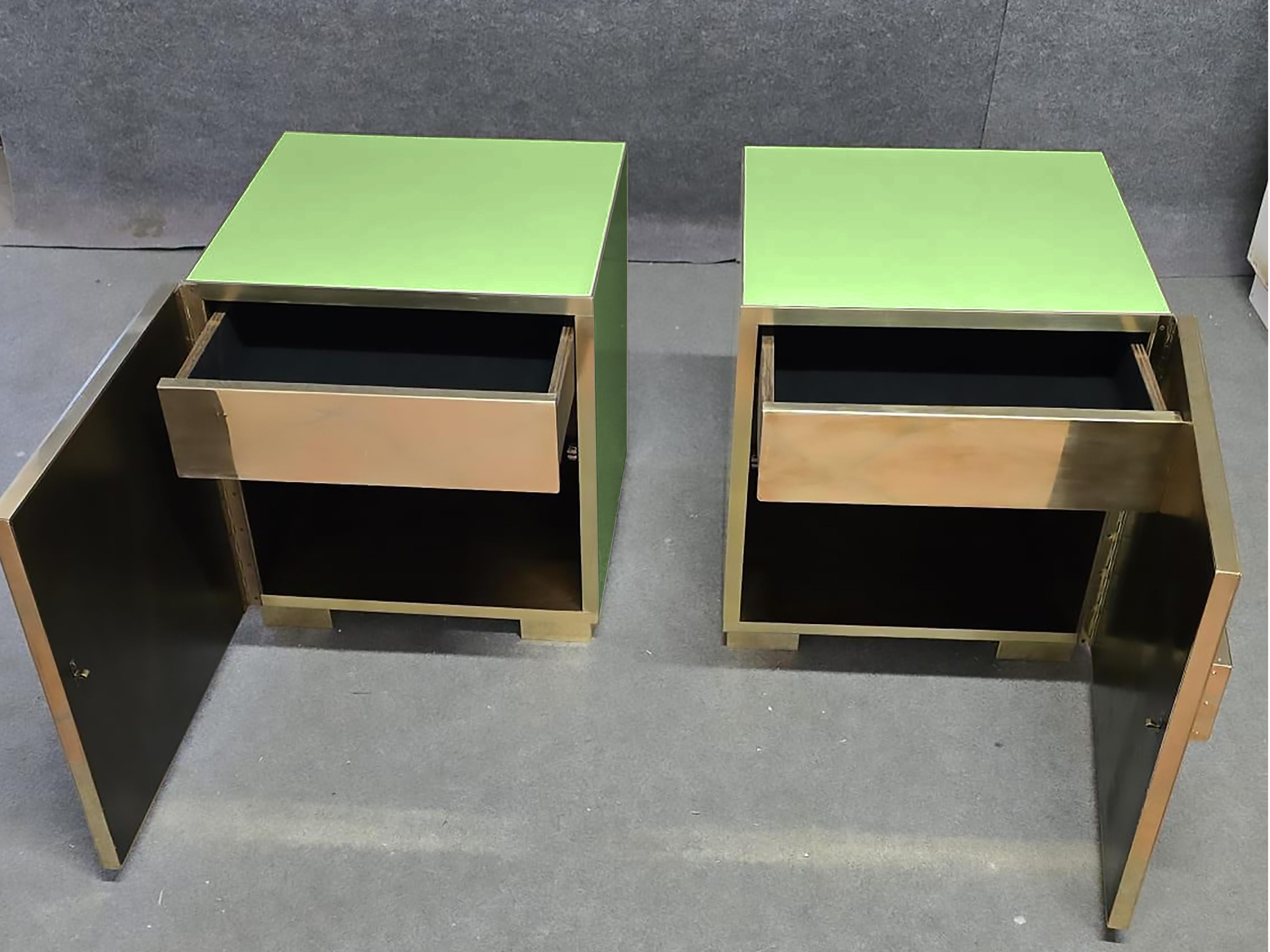 Sculpté à la main Pair of Italian Art Deco Nightstands in Glossy Green Glass with Brass Trim en vente