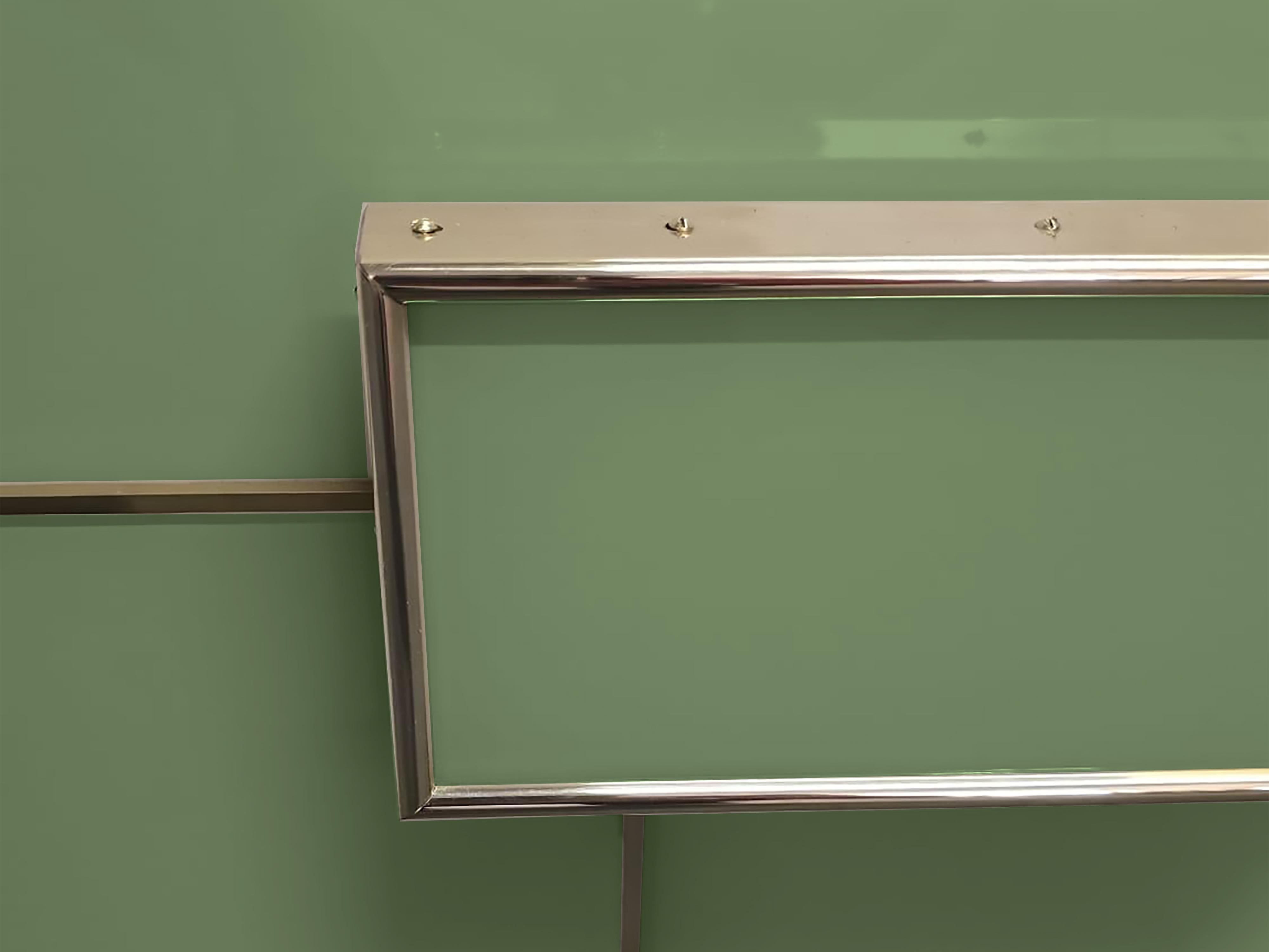 Pair of Italian Art Deco Nightstands in Glossy Green Glass with Brass Trim Neuf - En vente à Guazzora, IT